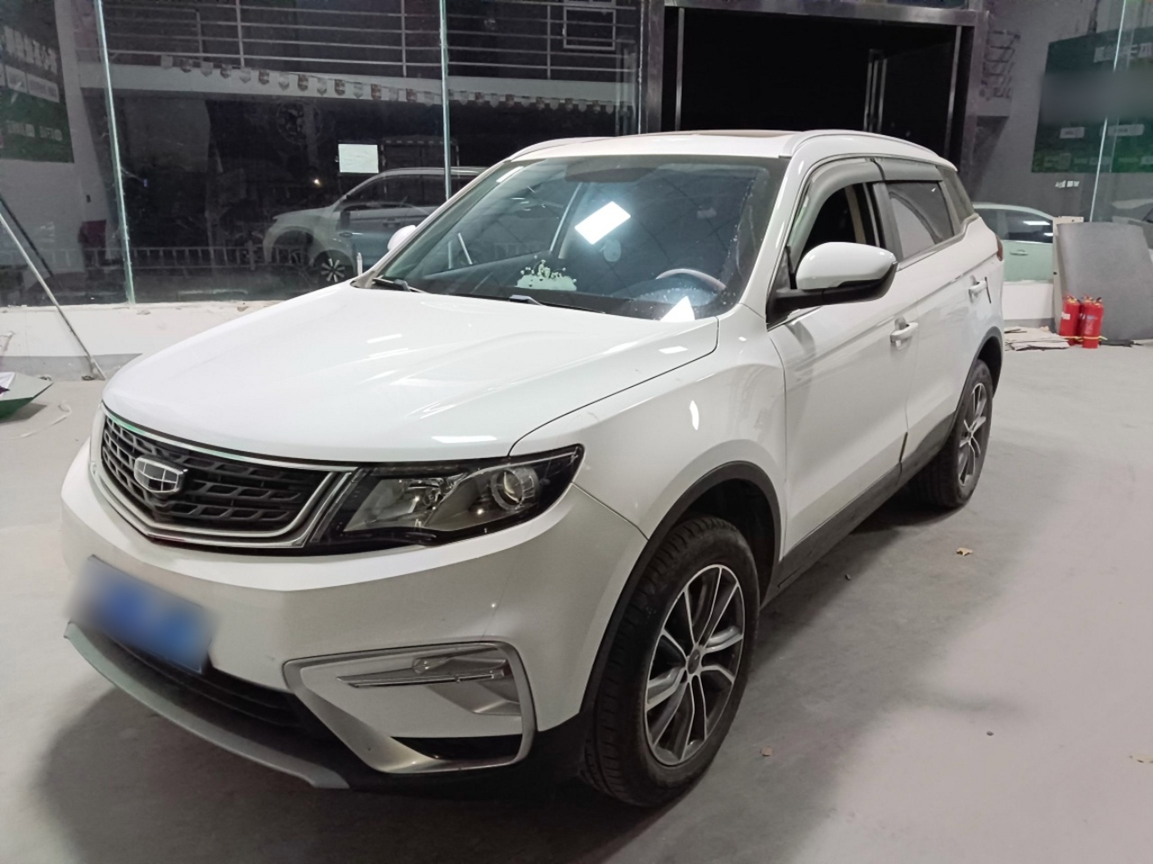 تحت مقدمة السيارة