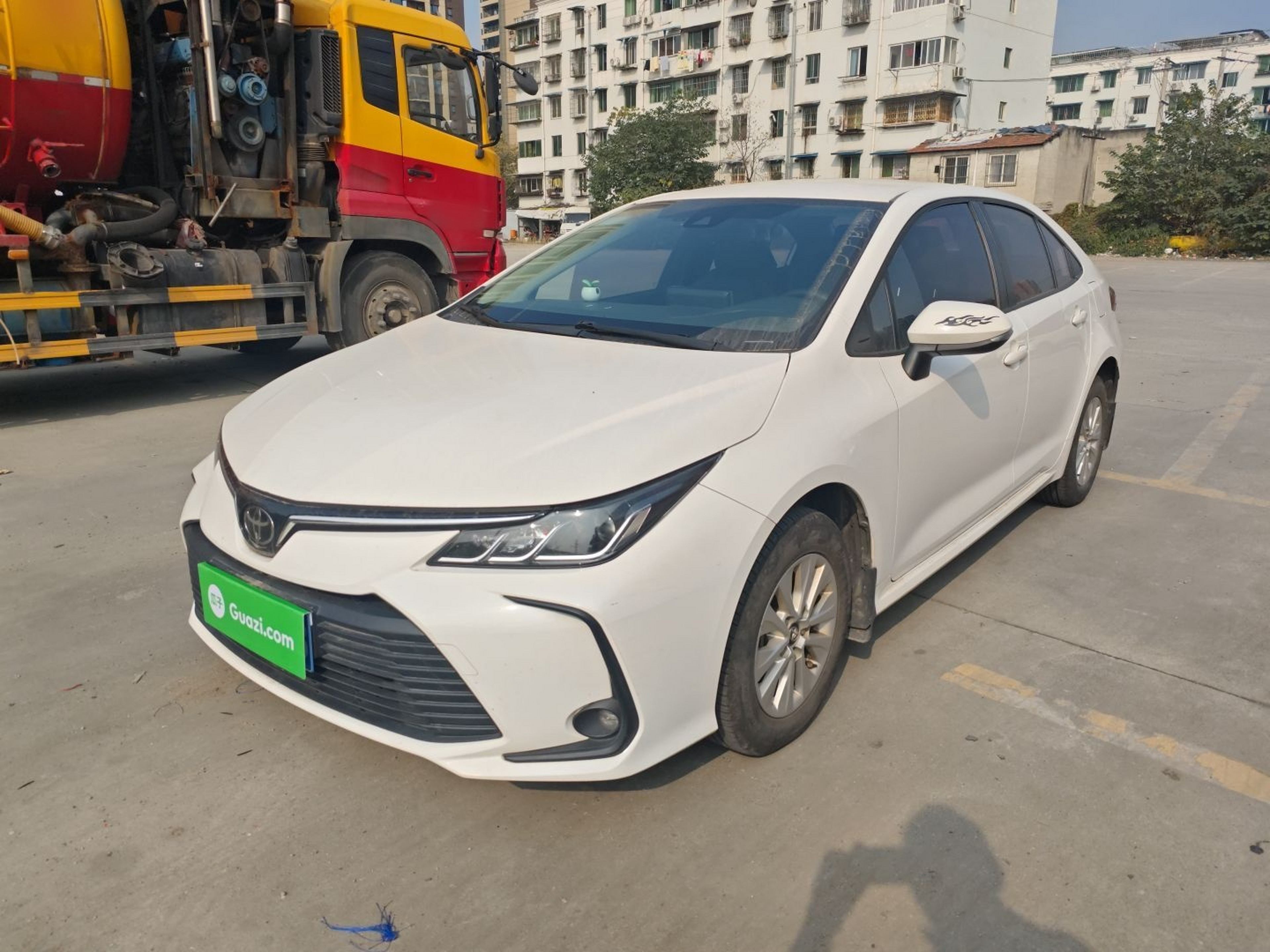 تحت مقدمة السيارة