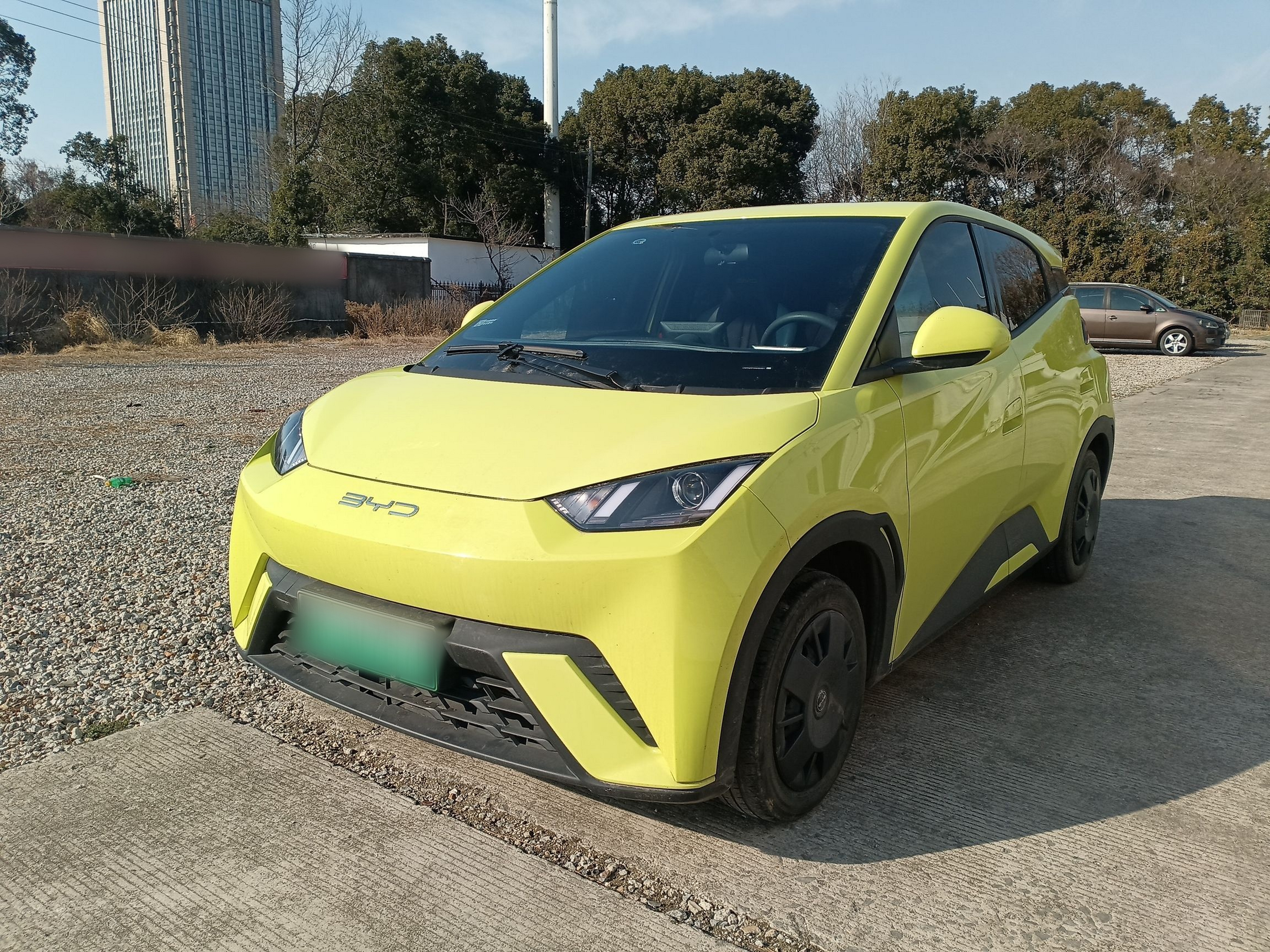 Под передней частью автомобиля