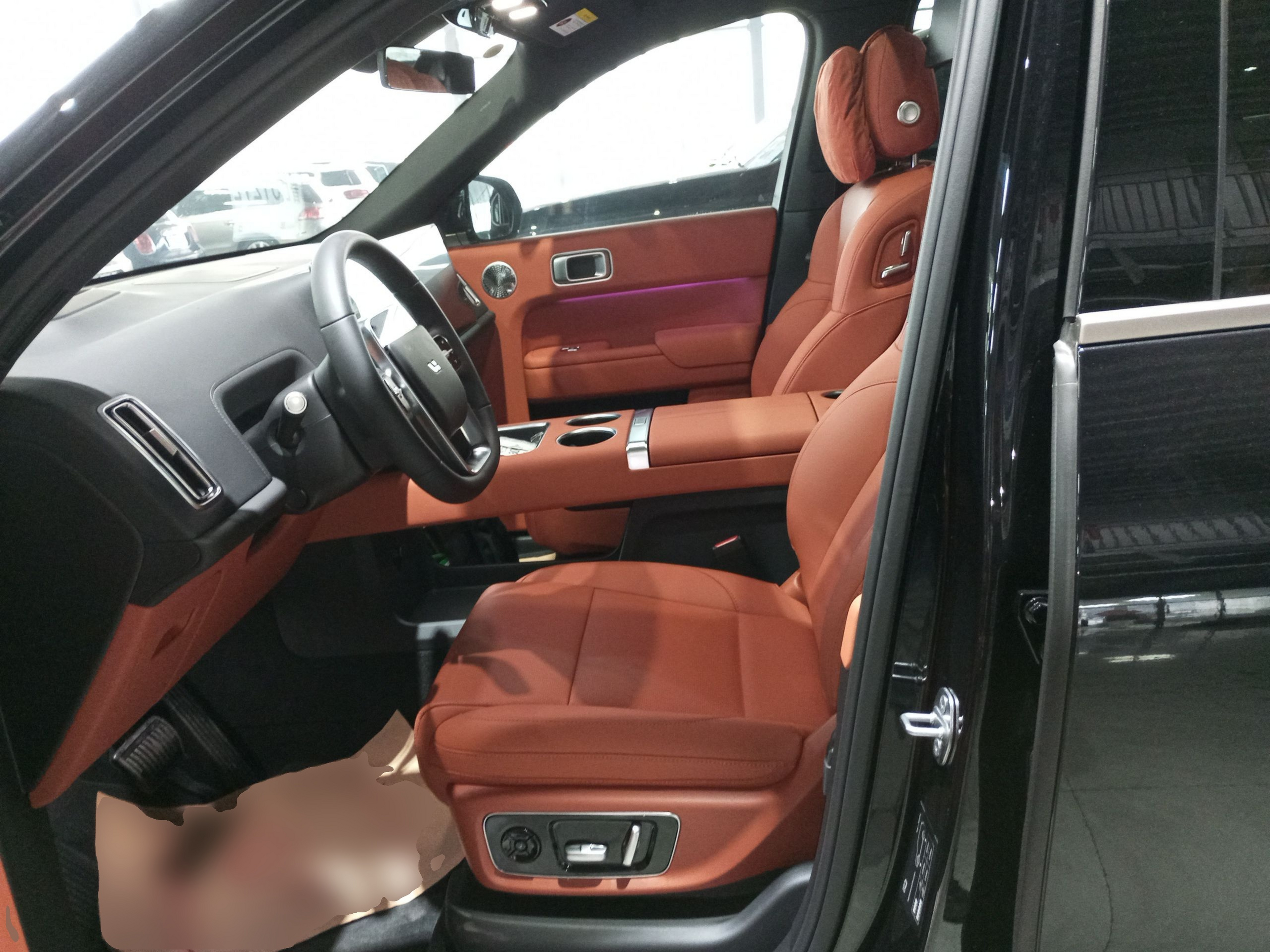 المقاعد الأمامية داخل السيارة