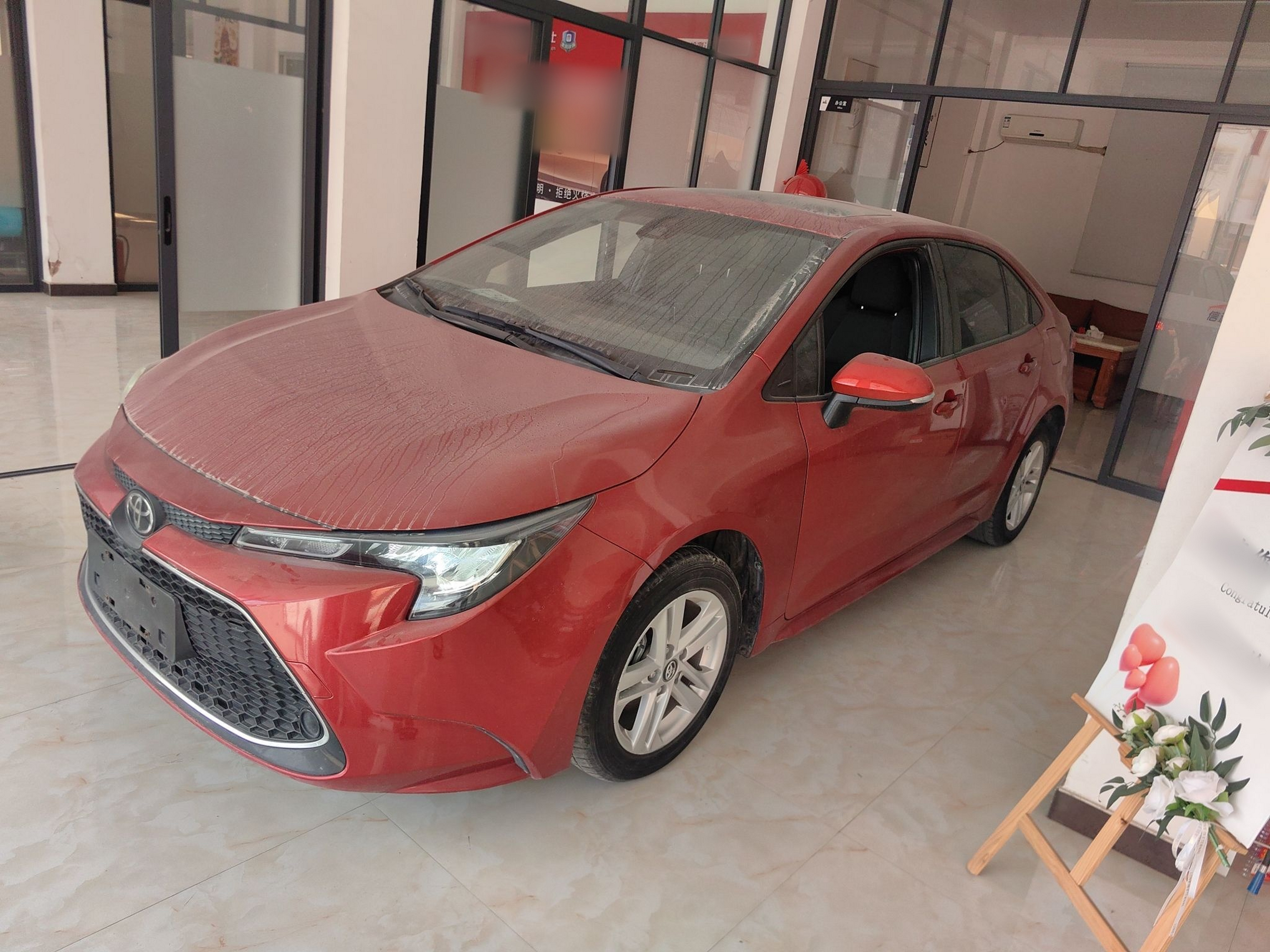 تحت مقدمة السيارة