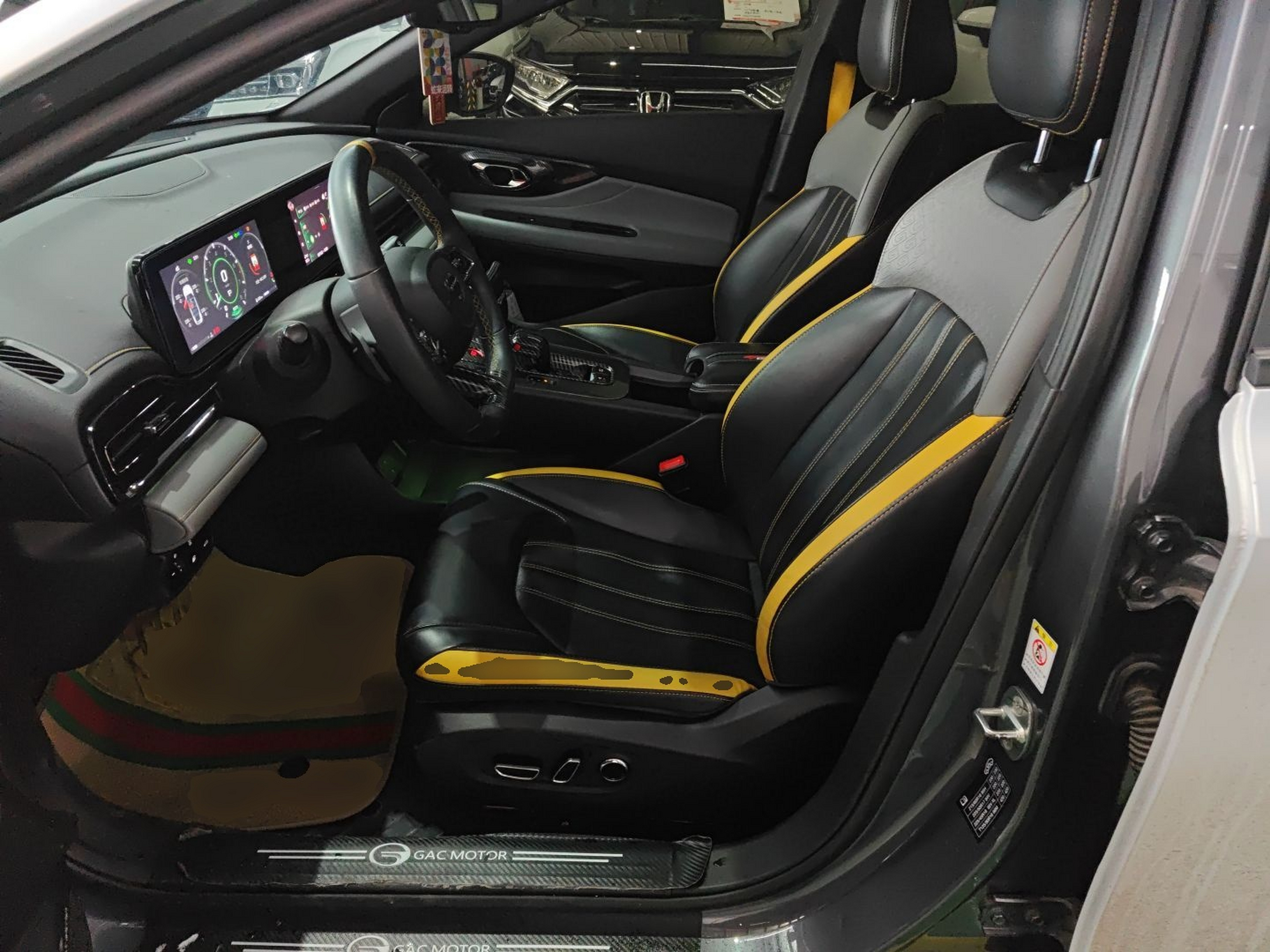 المقاعد الأمامية داخل السيارة