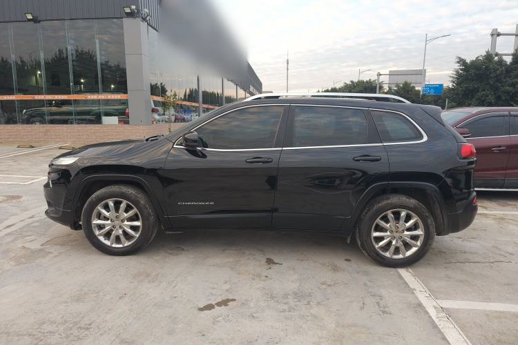 Used  Cherokee 2016 2.4L Superior Edition