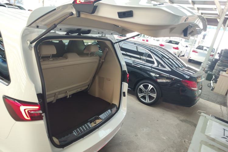 Used Buick GL8 2023 Facelifted Land Cruiser Executive Luxury Version