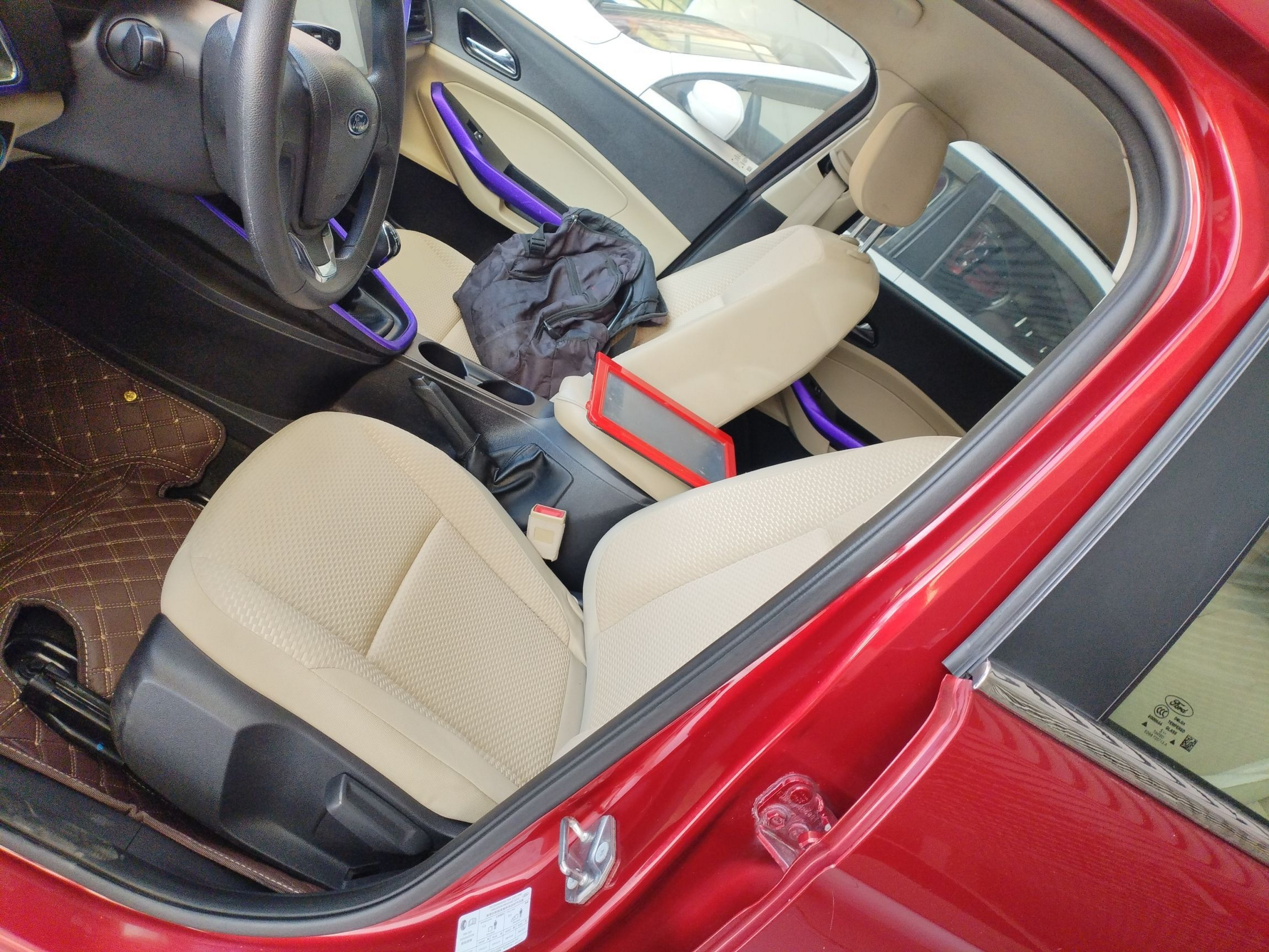 المقاعد الأمامية داخل السيارة