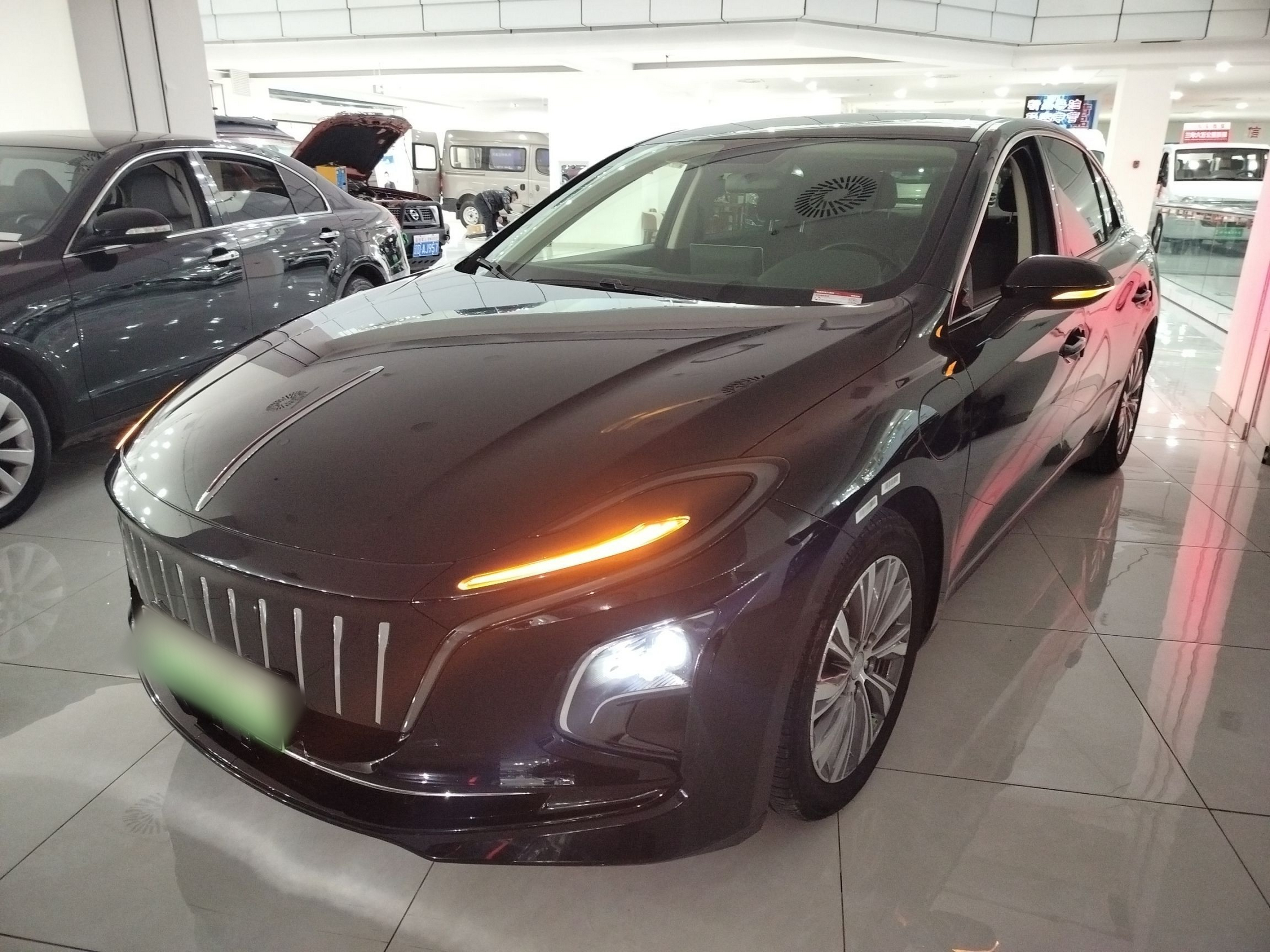 تحت مقدمة السيارة