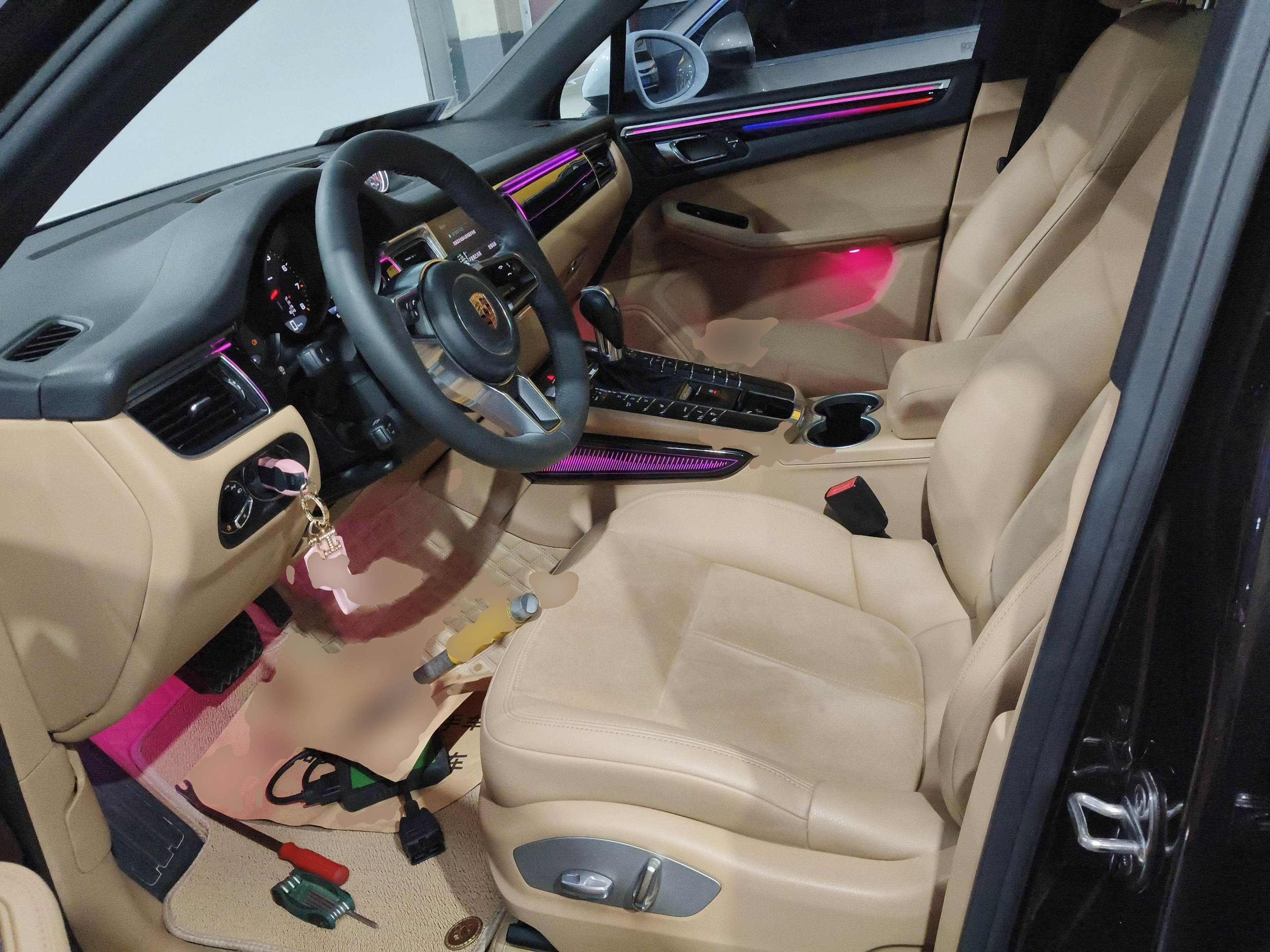 المقاعد الأمامية داخل السيارة