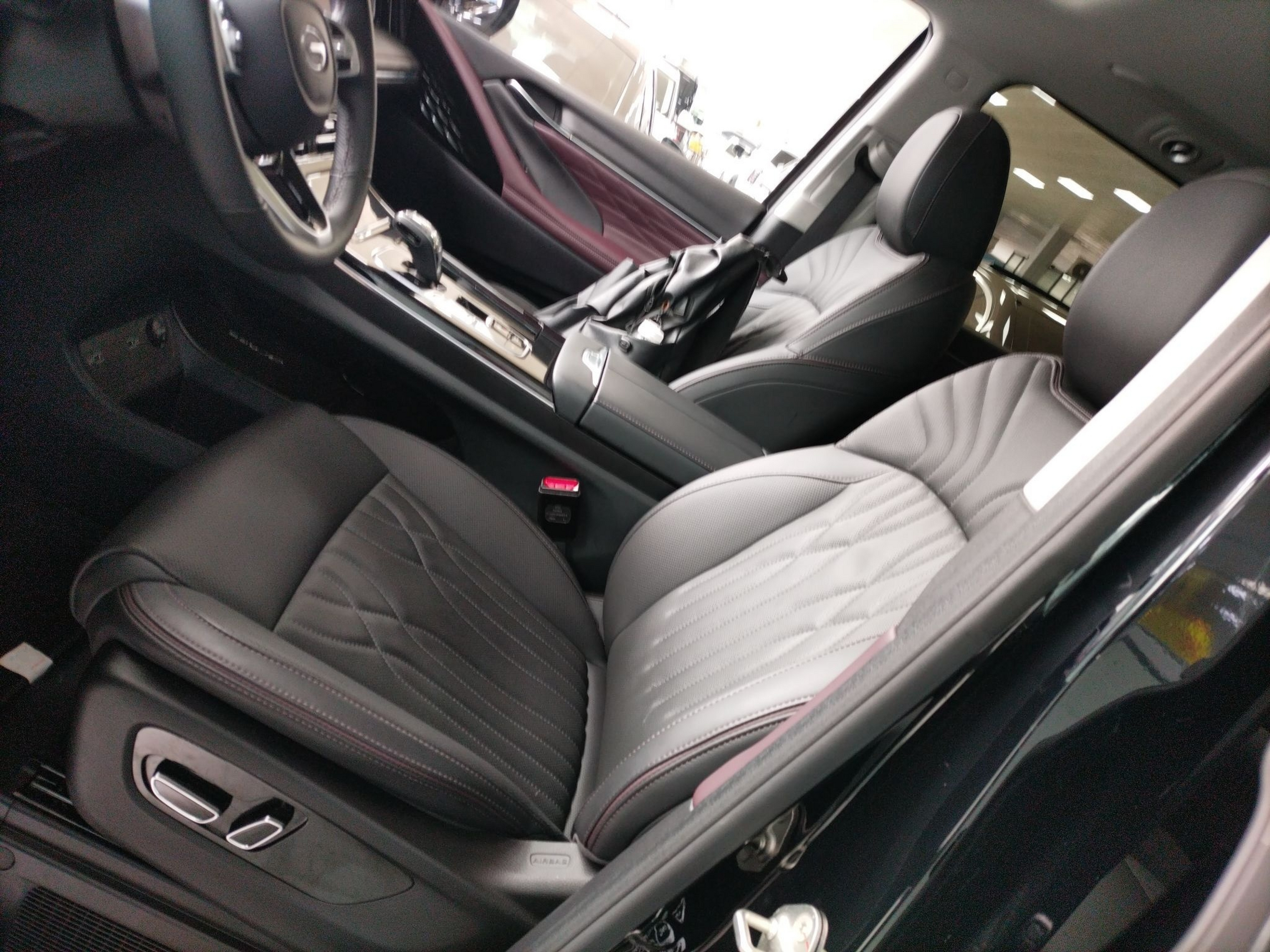 المقاعد الأمامية داخل السيارة