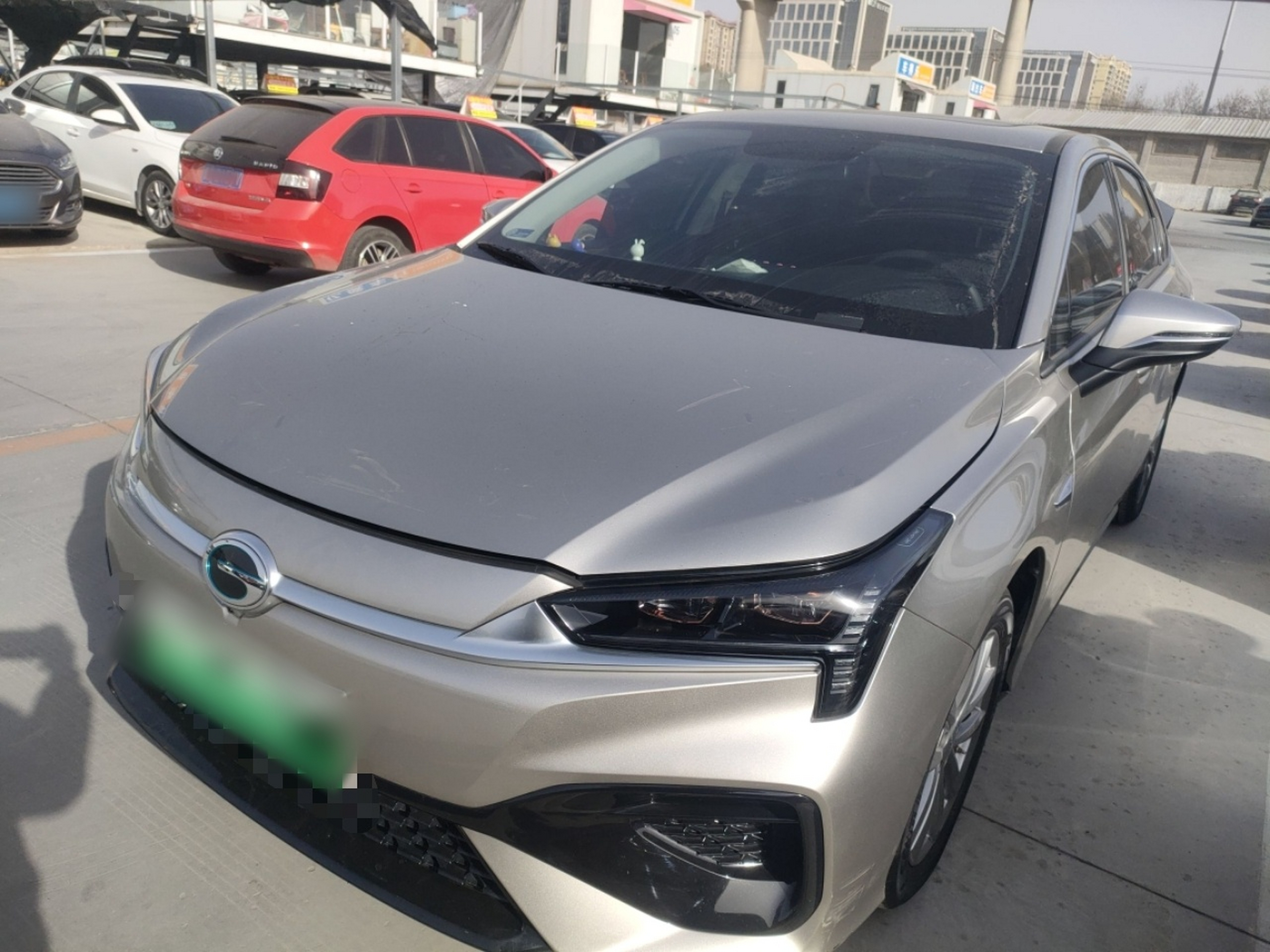 تحت مقدمة السيارة