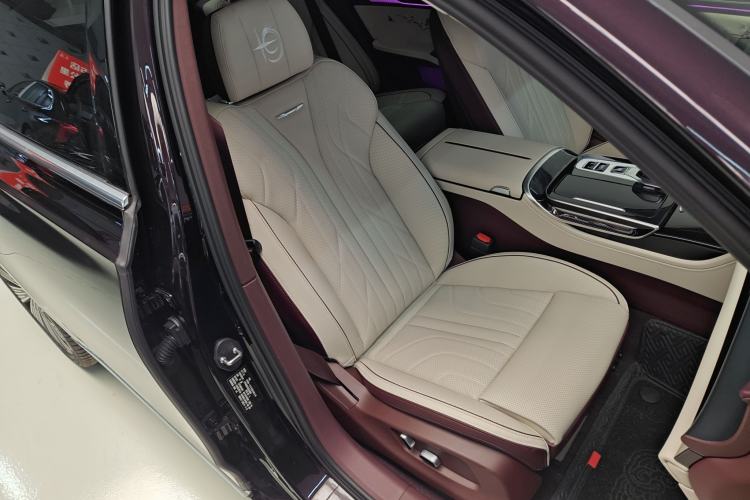 Used Hongqi H9 2025 Model Facelifted 2.0T Two-Wheel Drive Flag-Style Luxury Business Edition, 5 Seats