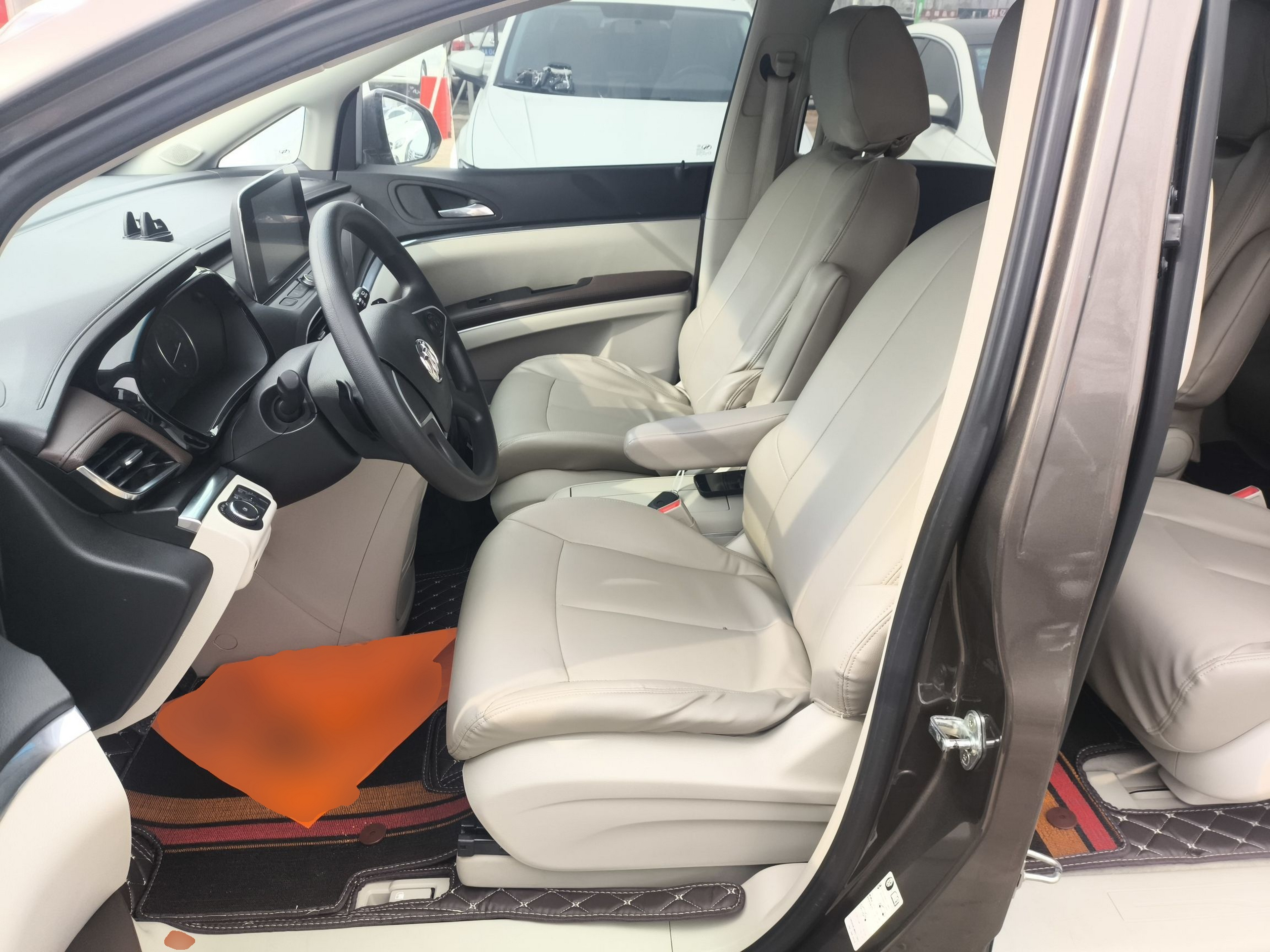 Переднее сиденье в автомобиле