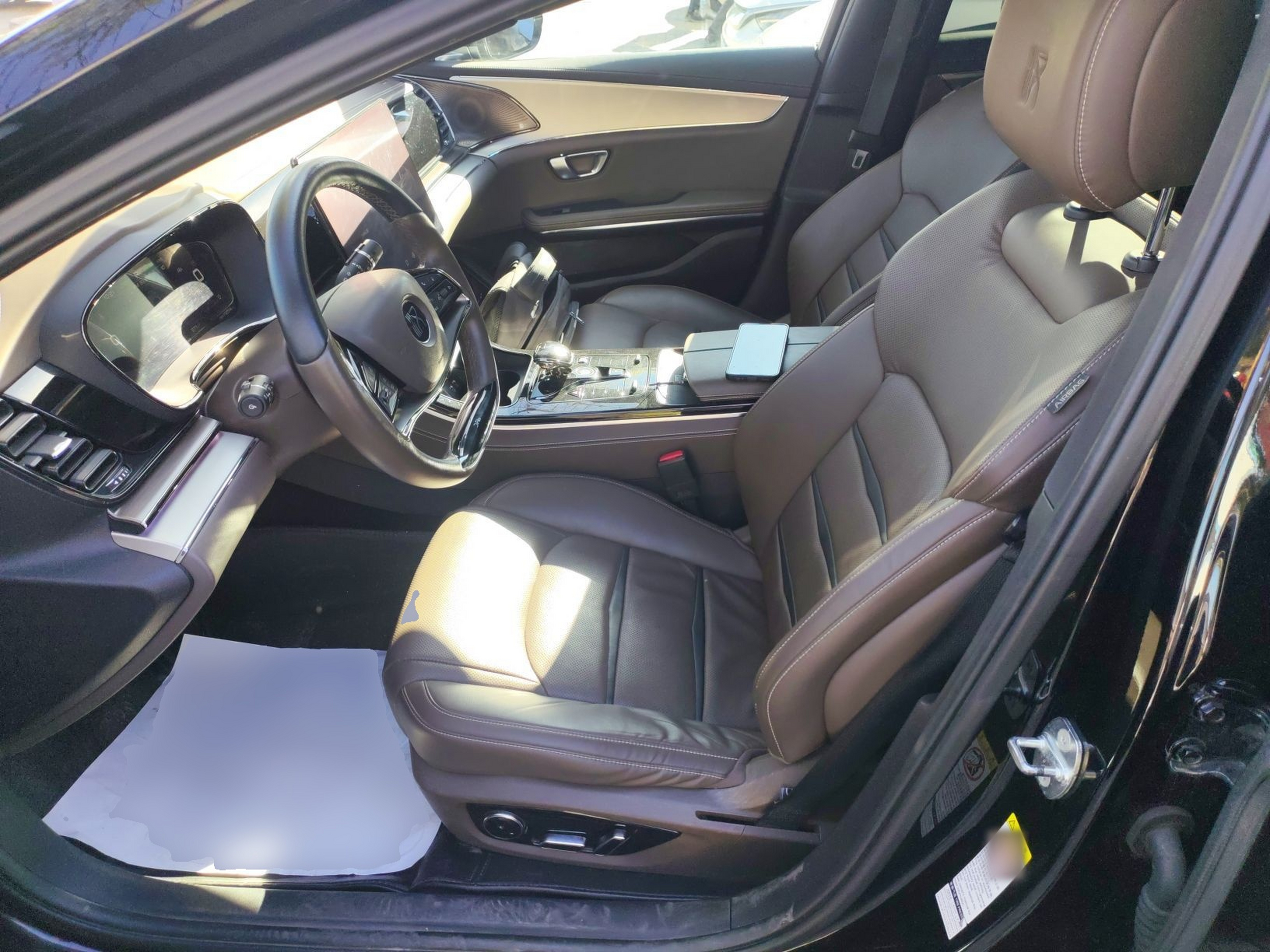 Переднее сиденье в автомобиле