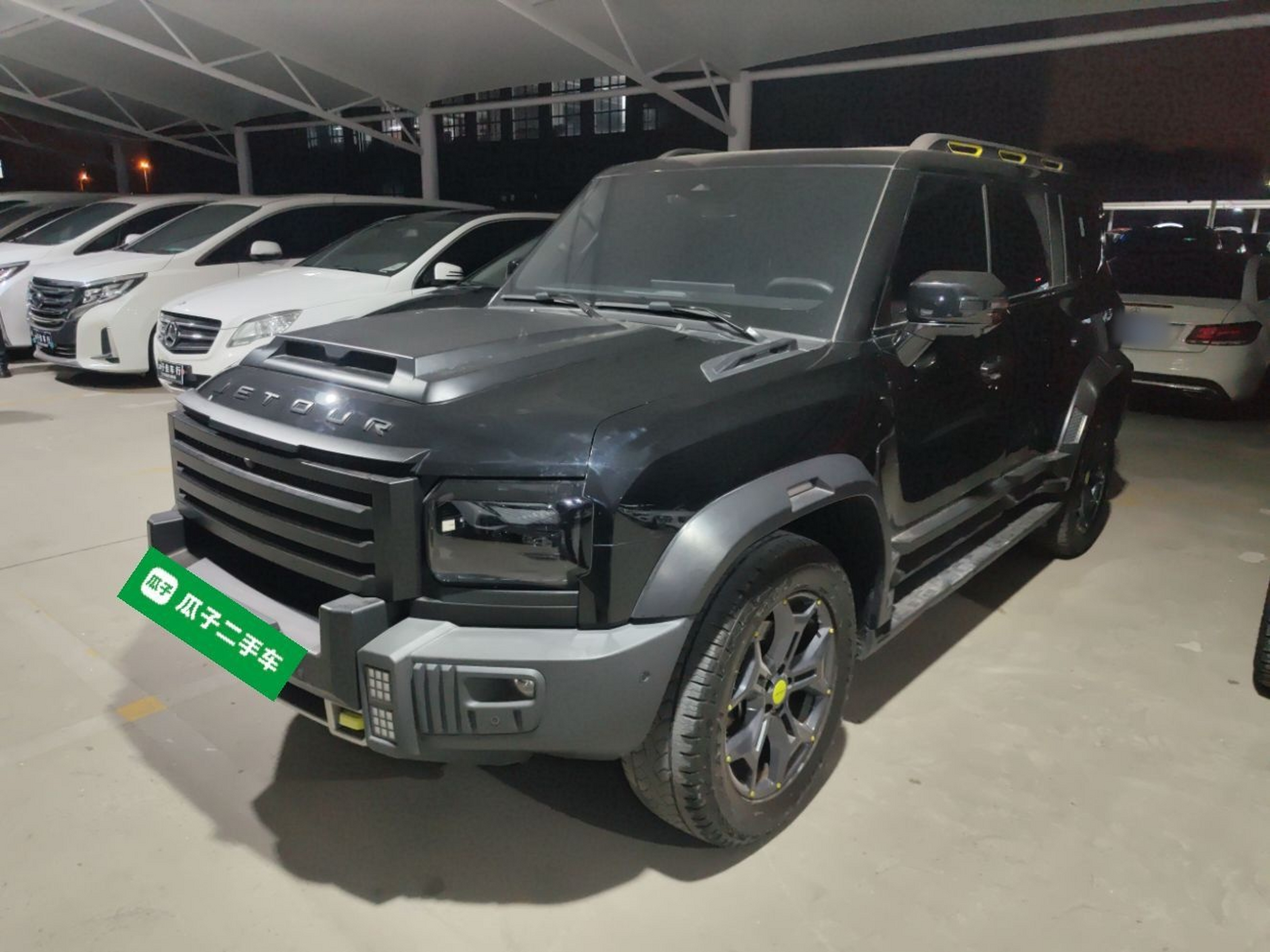 تحت مقدمة السيارة