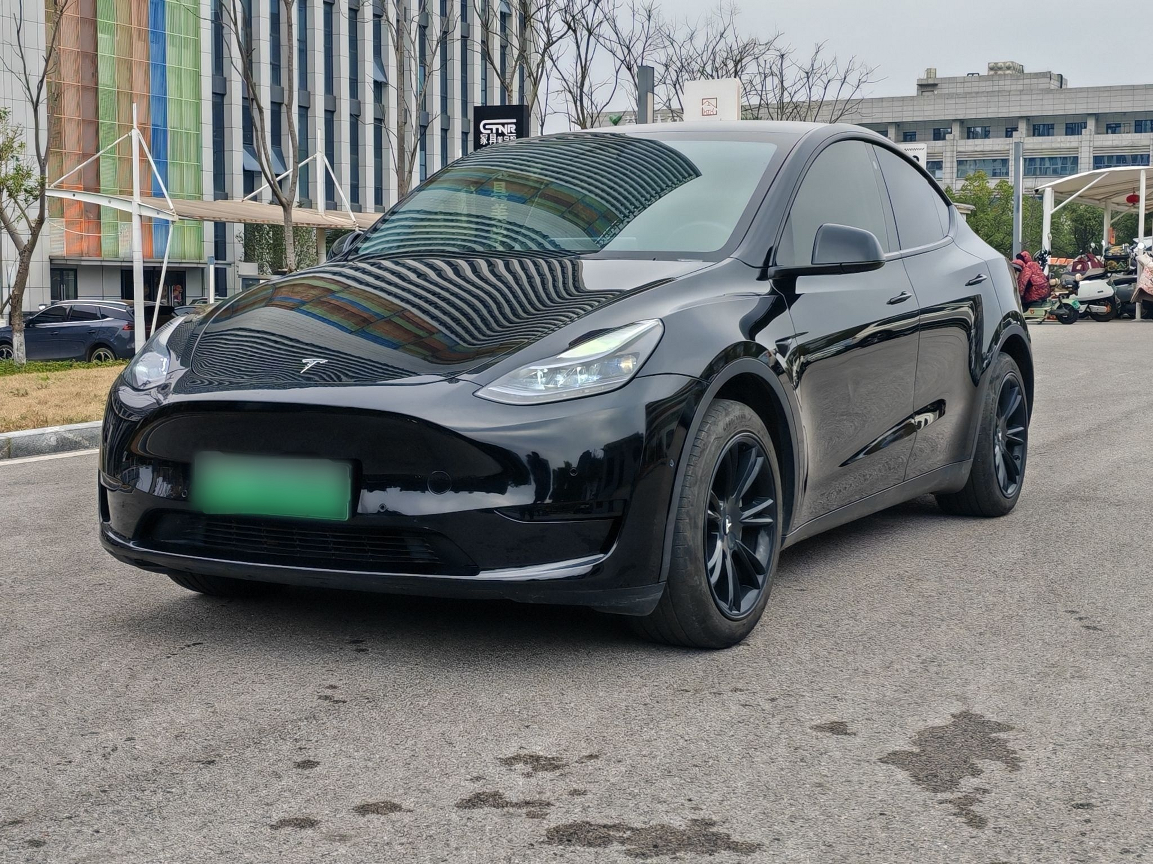 Под передней частью автомобиля