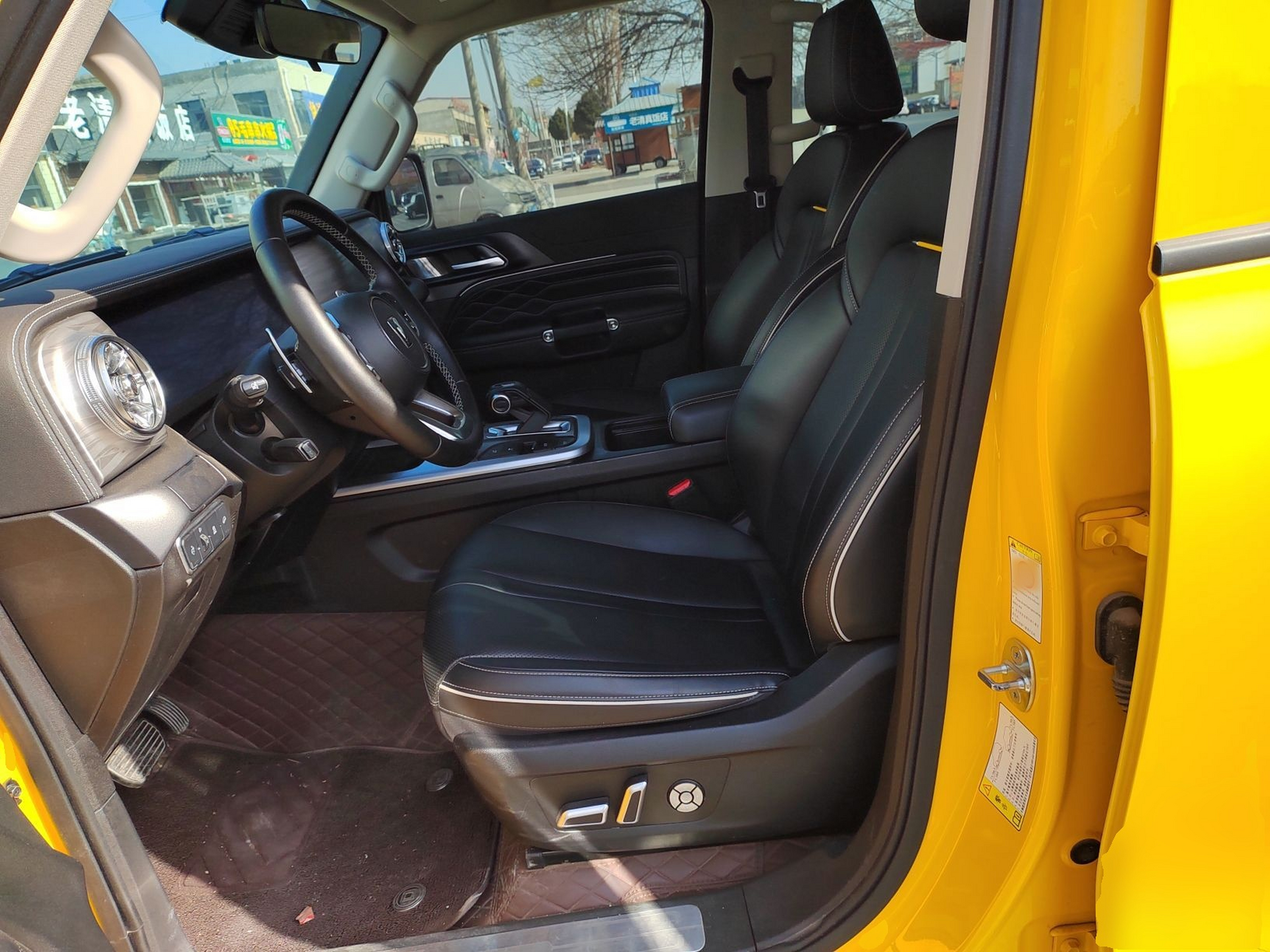 المقاعد الأمامية داخل السيارة