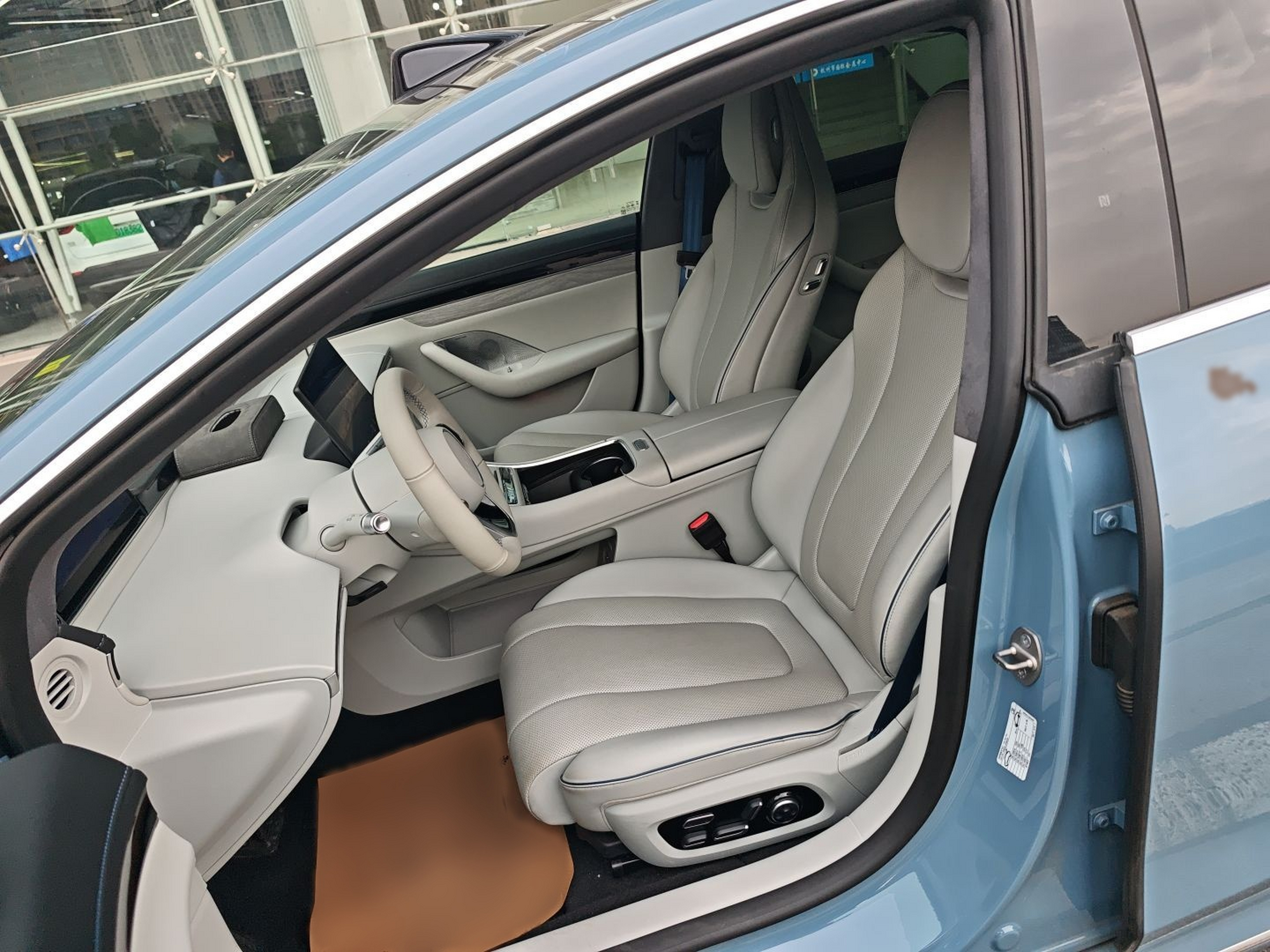 Переднее сиденье в автомобиле