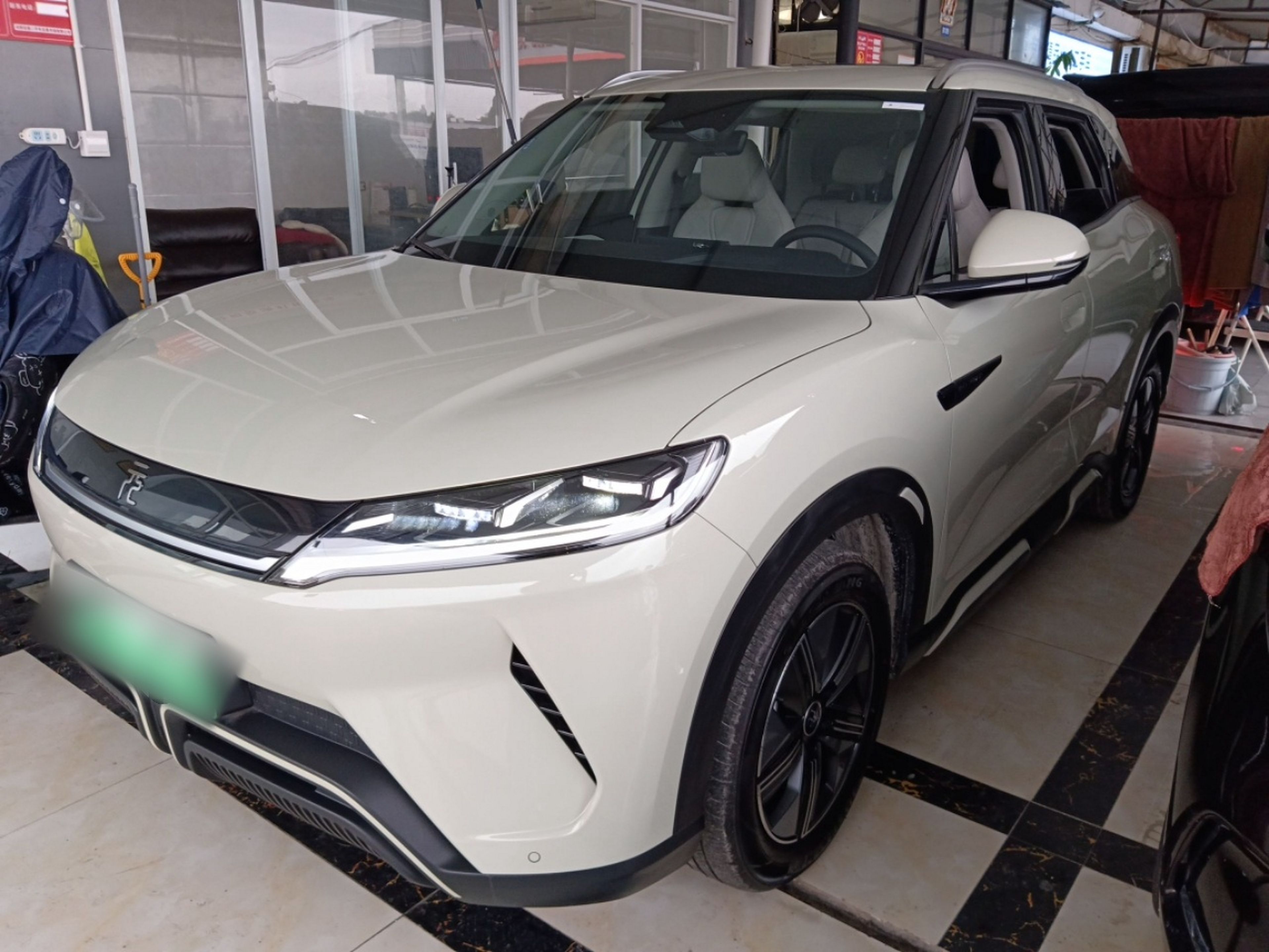 Под передней частью автомобиля