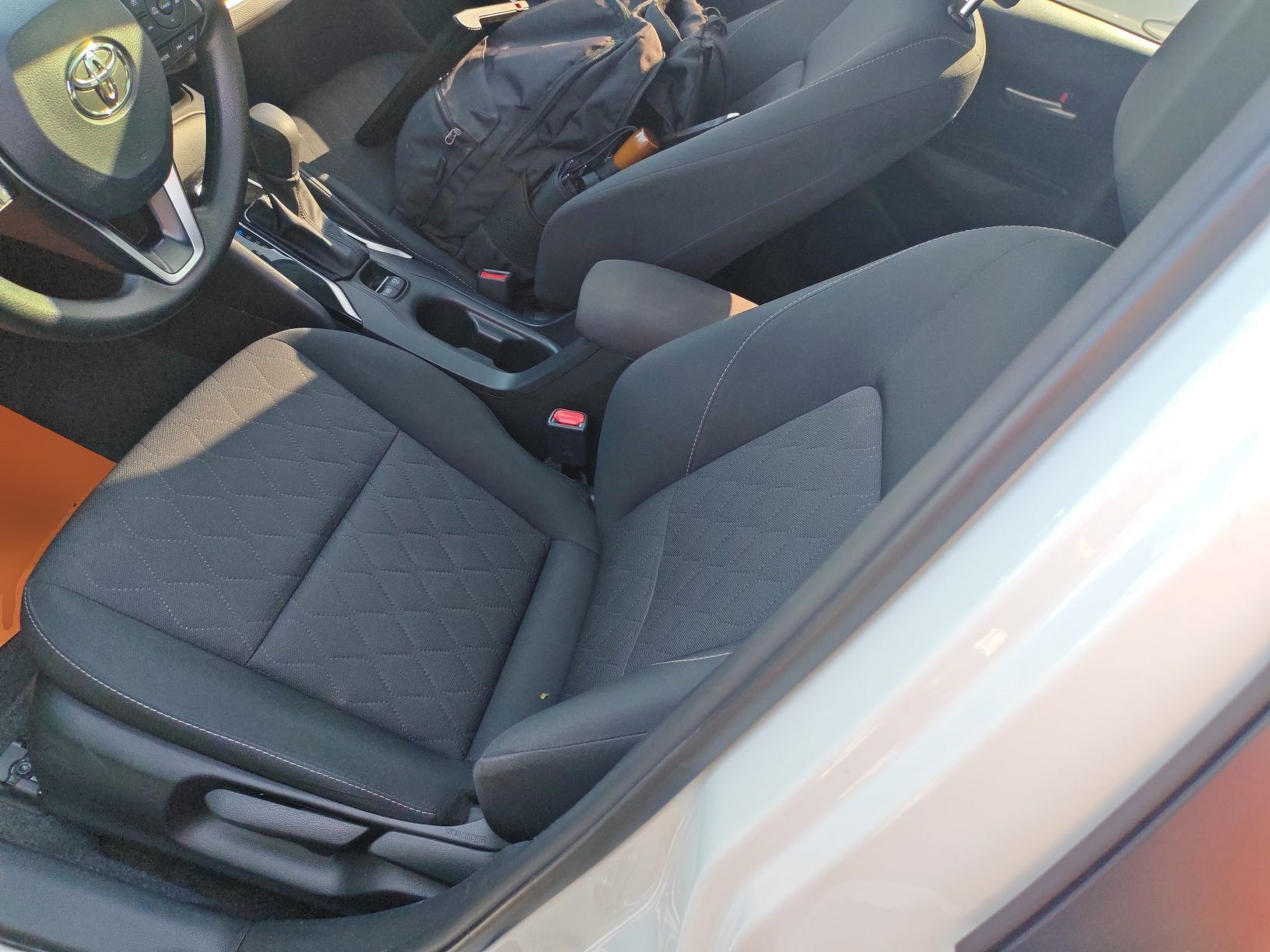 Переднее сиденье в автомобиле