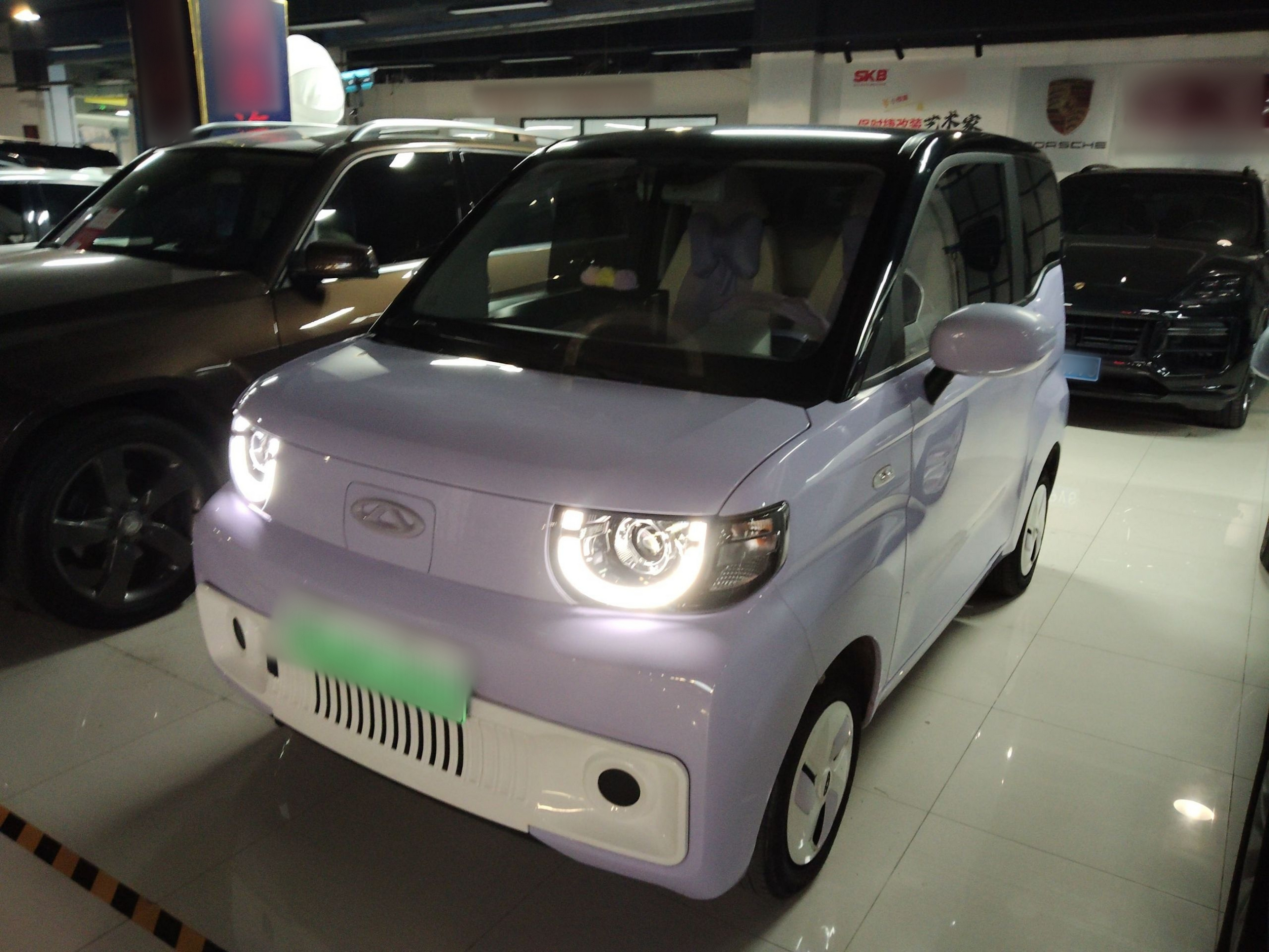 تحت مقدمة السيارة