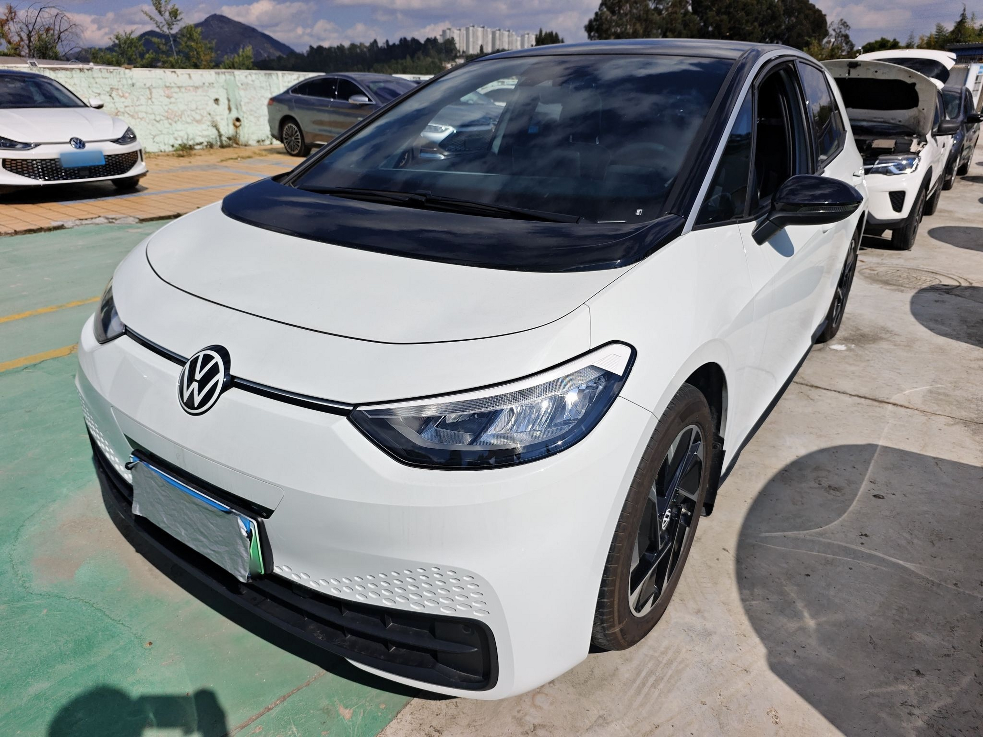 تحت مقدمة السيارة