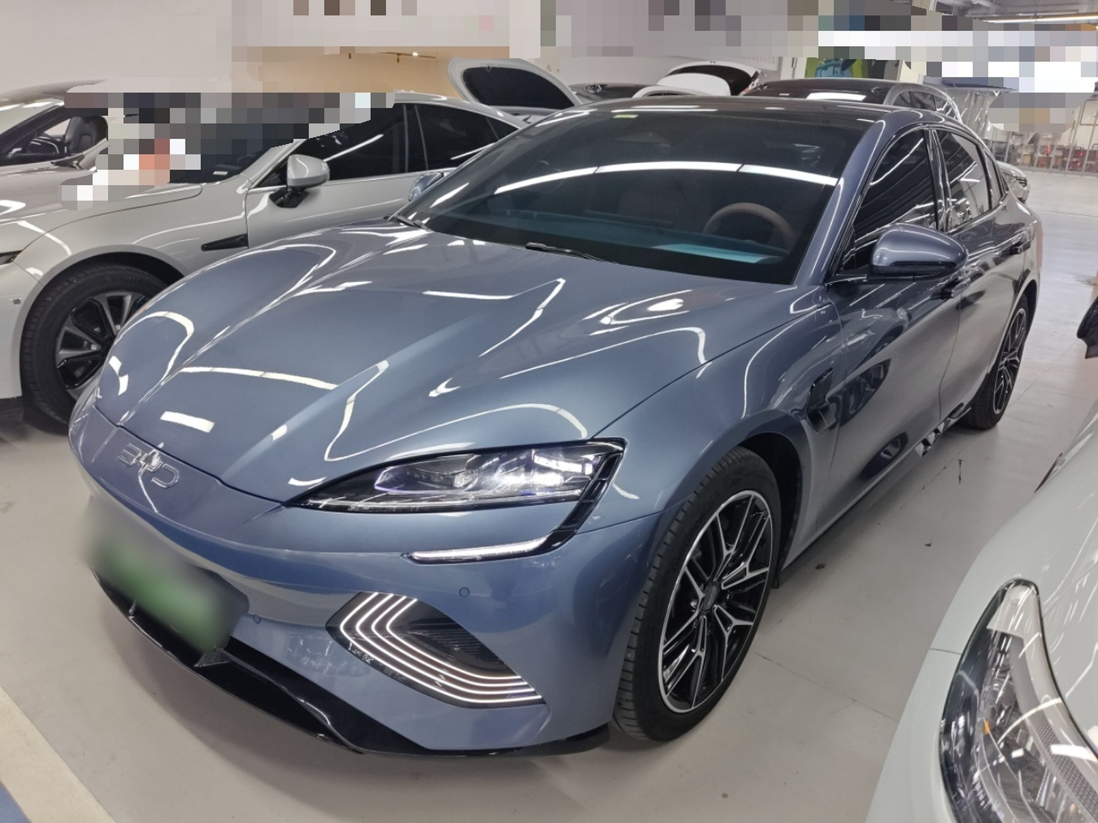 Под передней частью автомобиля