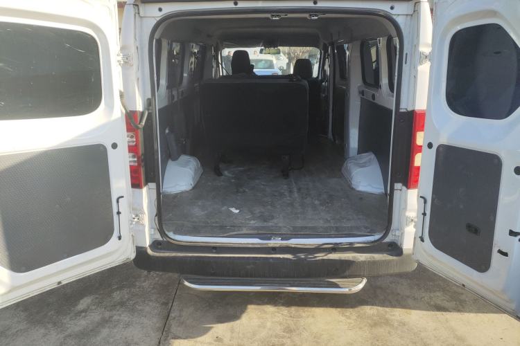 Used Wuling Yangguang 2024 300km Comfort-Grade Passenger Van 60kW
