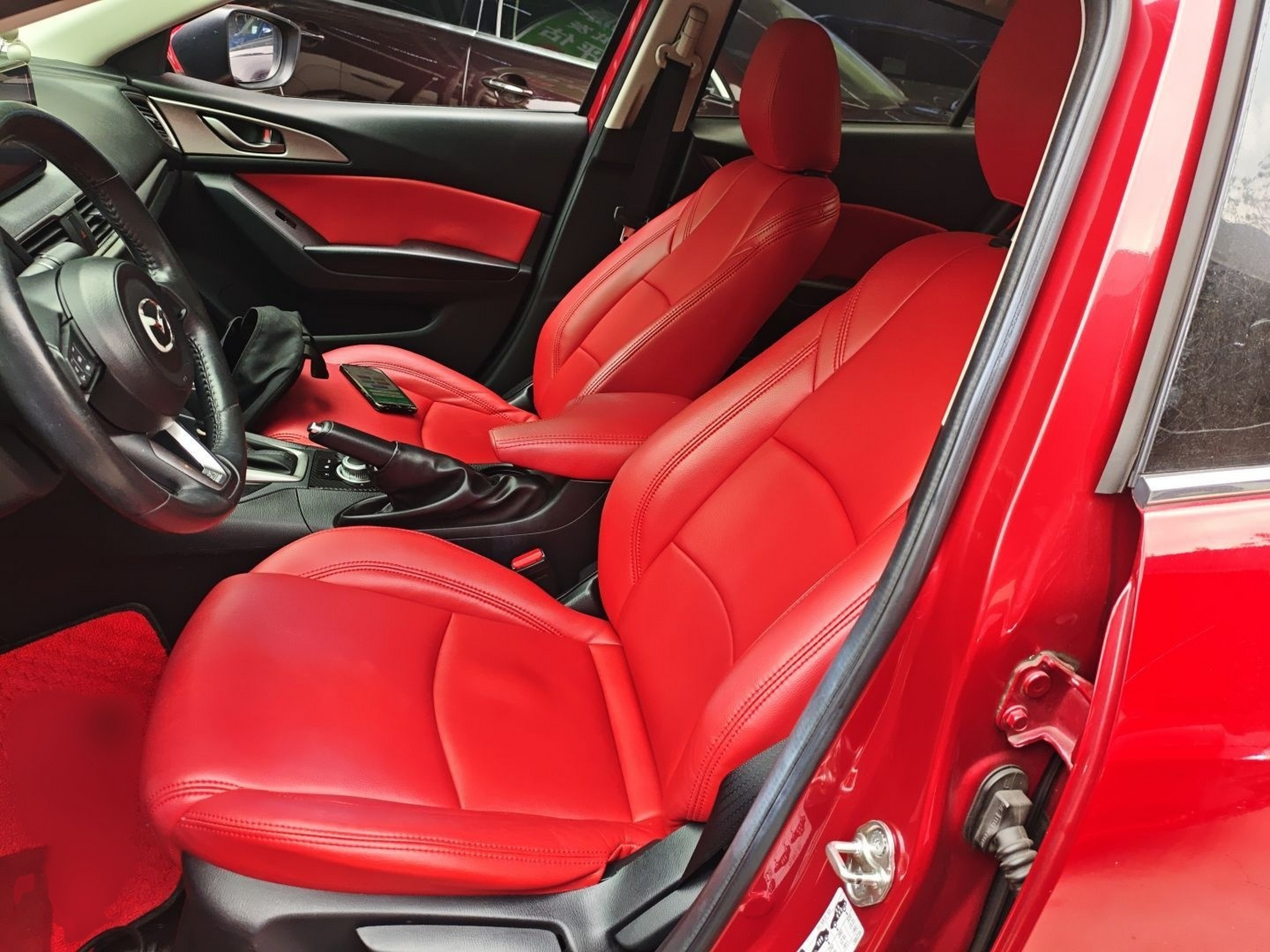 المقاعد الأمامية داخل السيارة