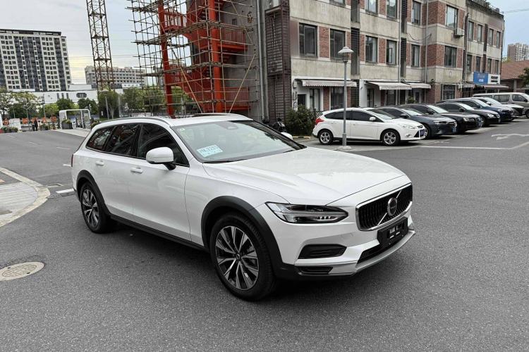 Used Volvo V90 2024 Cross Country B5 AWD Smart Range Edition
