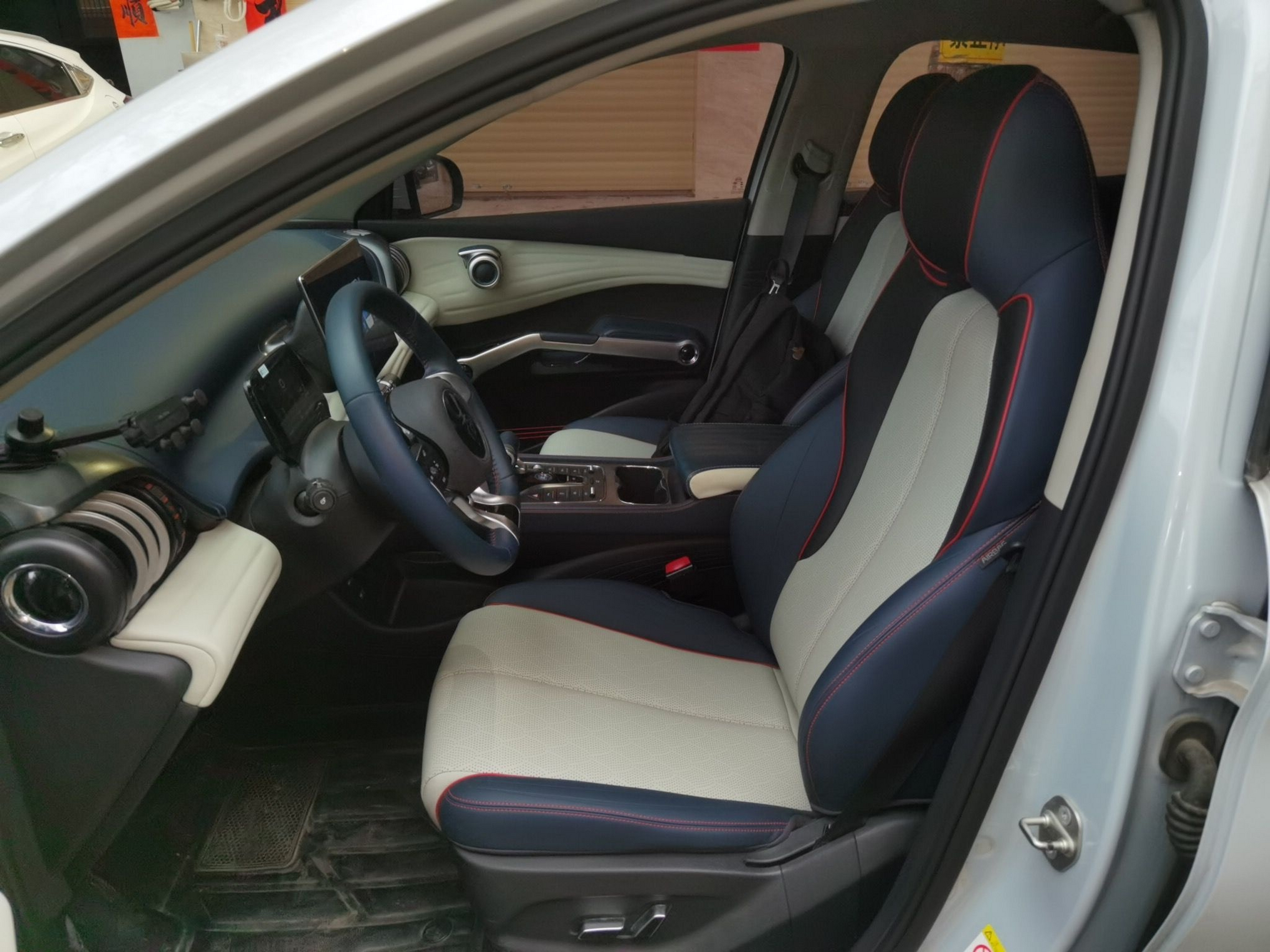 المقاعد الأمامية داخل السيارة