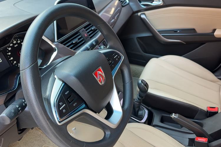 Used Baojun 310W 2017 1.5L Manual Fashion Model China V
