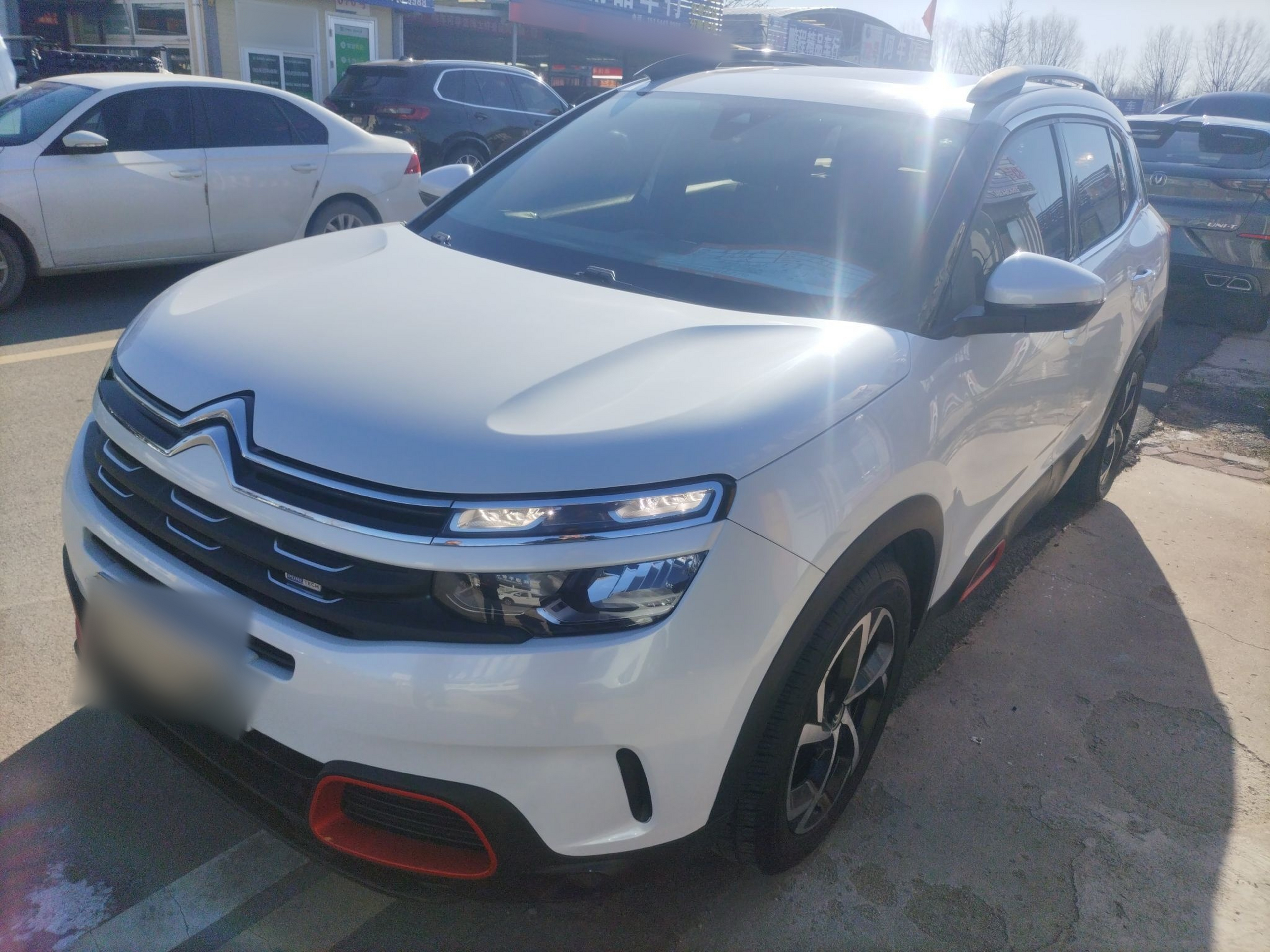 تحت مقدمة السيارة