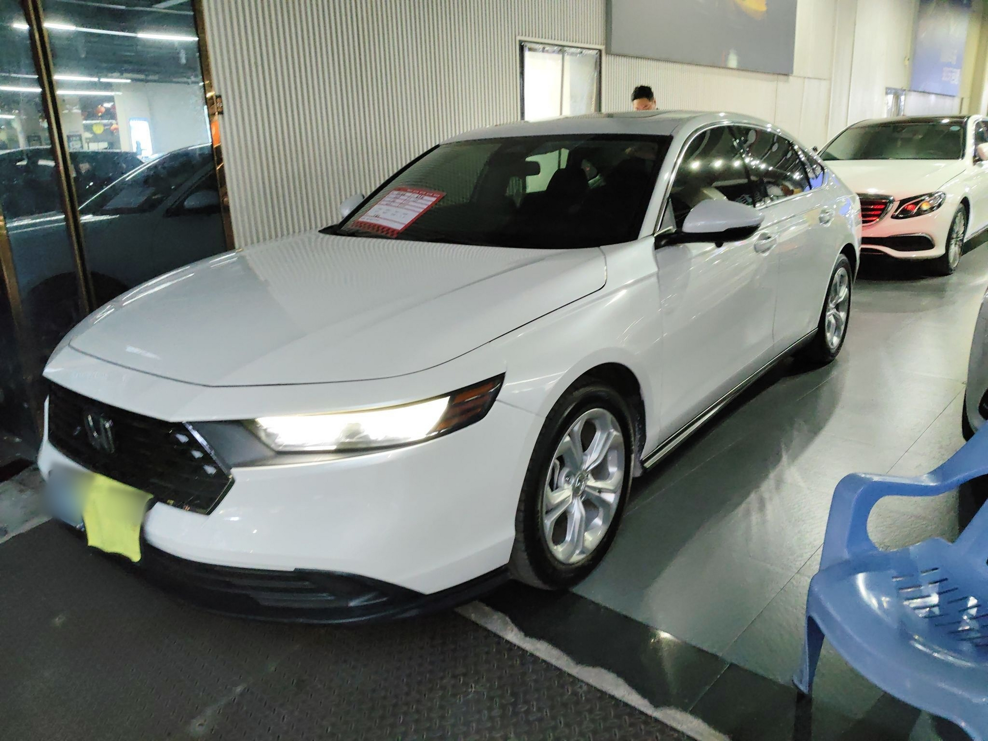 تحت مقدمة السيارة