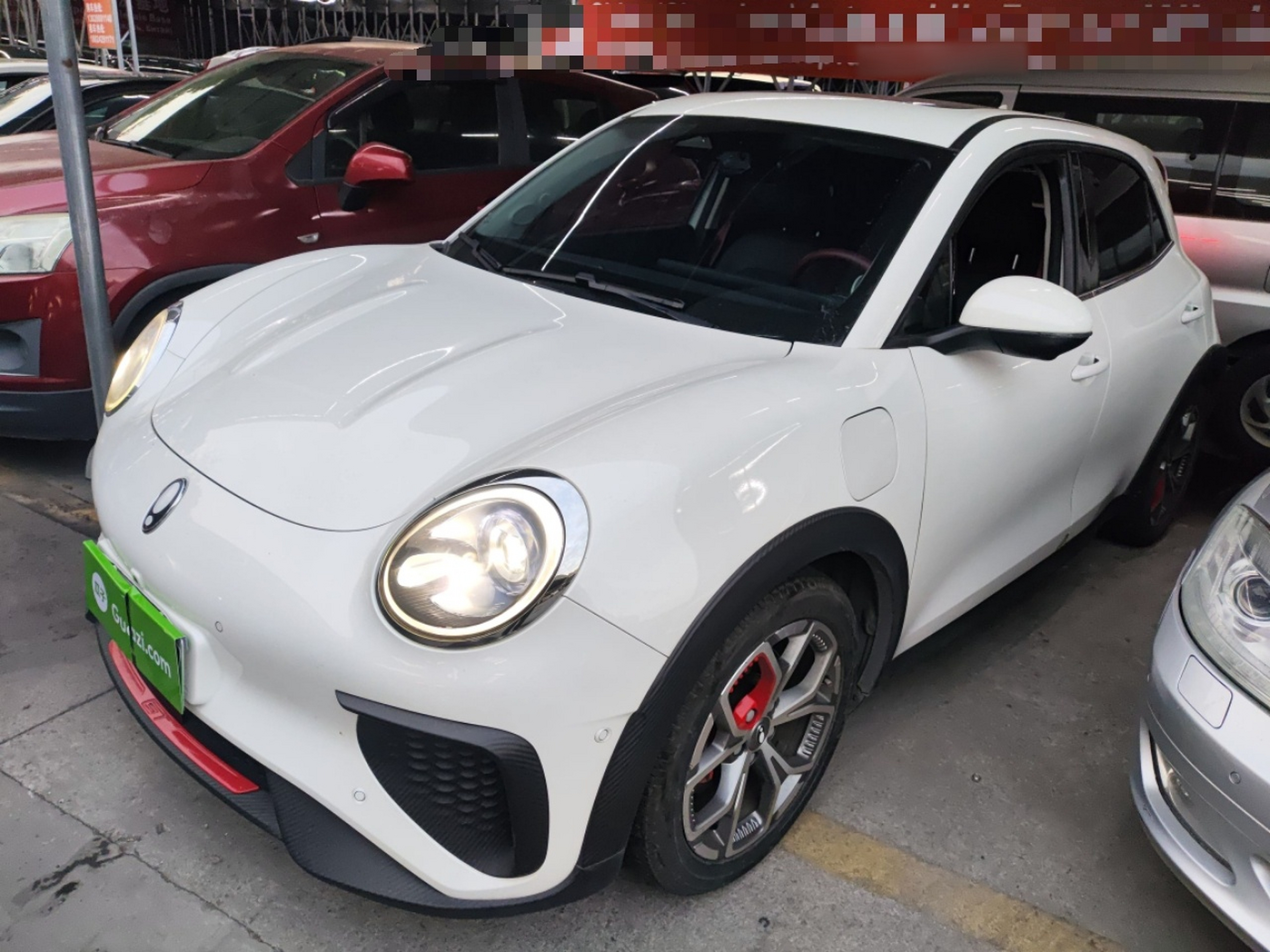 تحت مقدمة السيارة