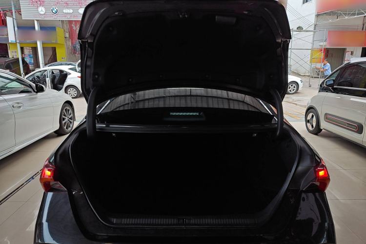 Used Toyota Avalon 2019 Dual-Engine 2.5L XLE Prestige Version China VI Standard
