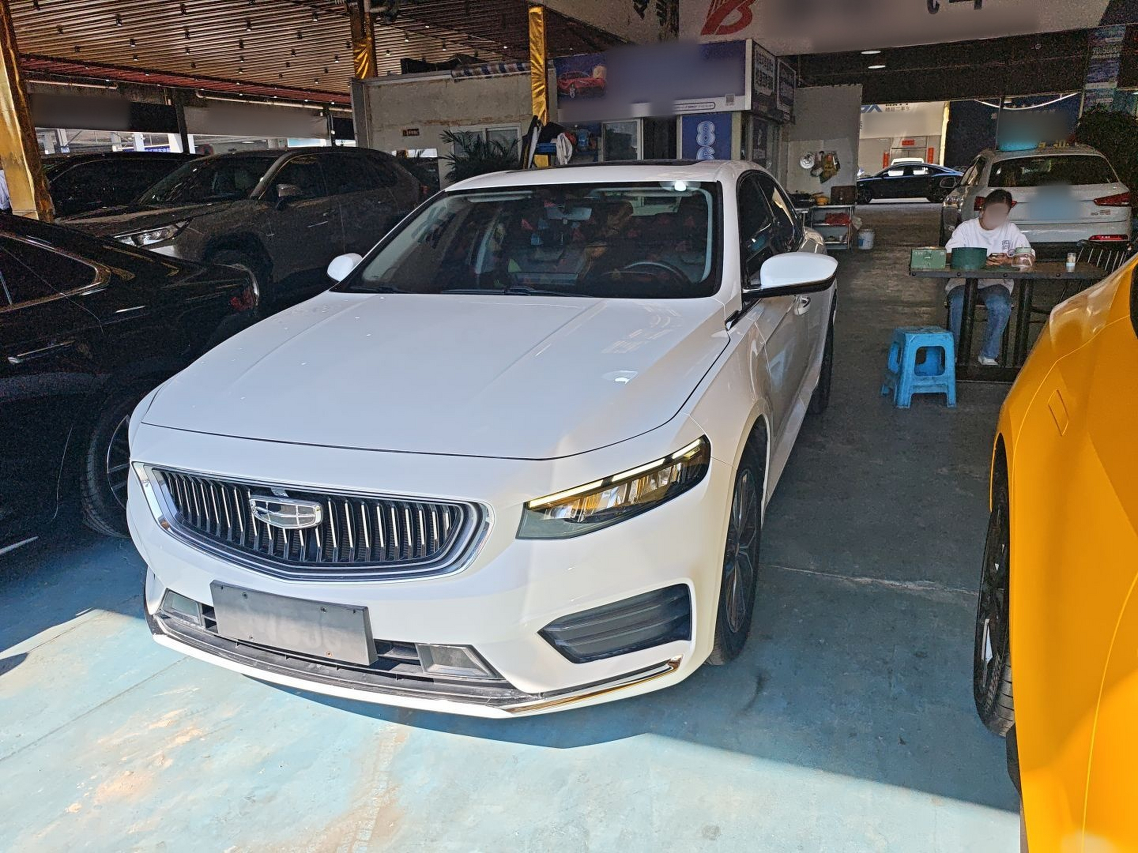 Под передней частью автомобиля