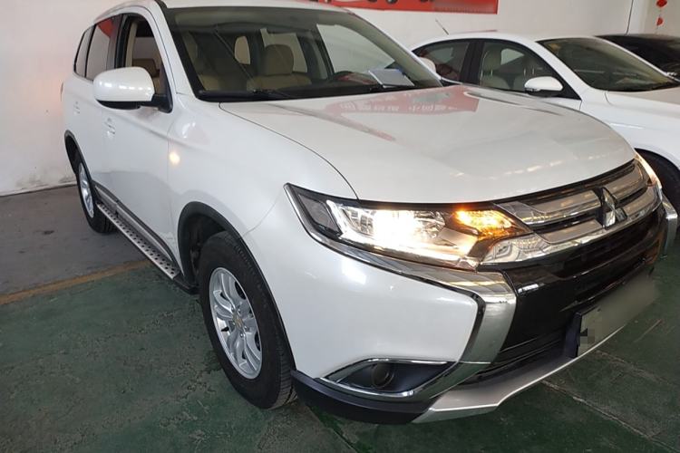 Used Mitsubishi Outlander 2016 2.0L Two-Wheel Drive Fashion Edition 5 Seats