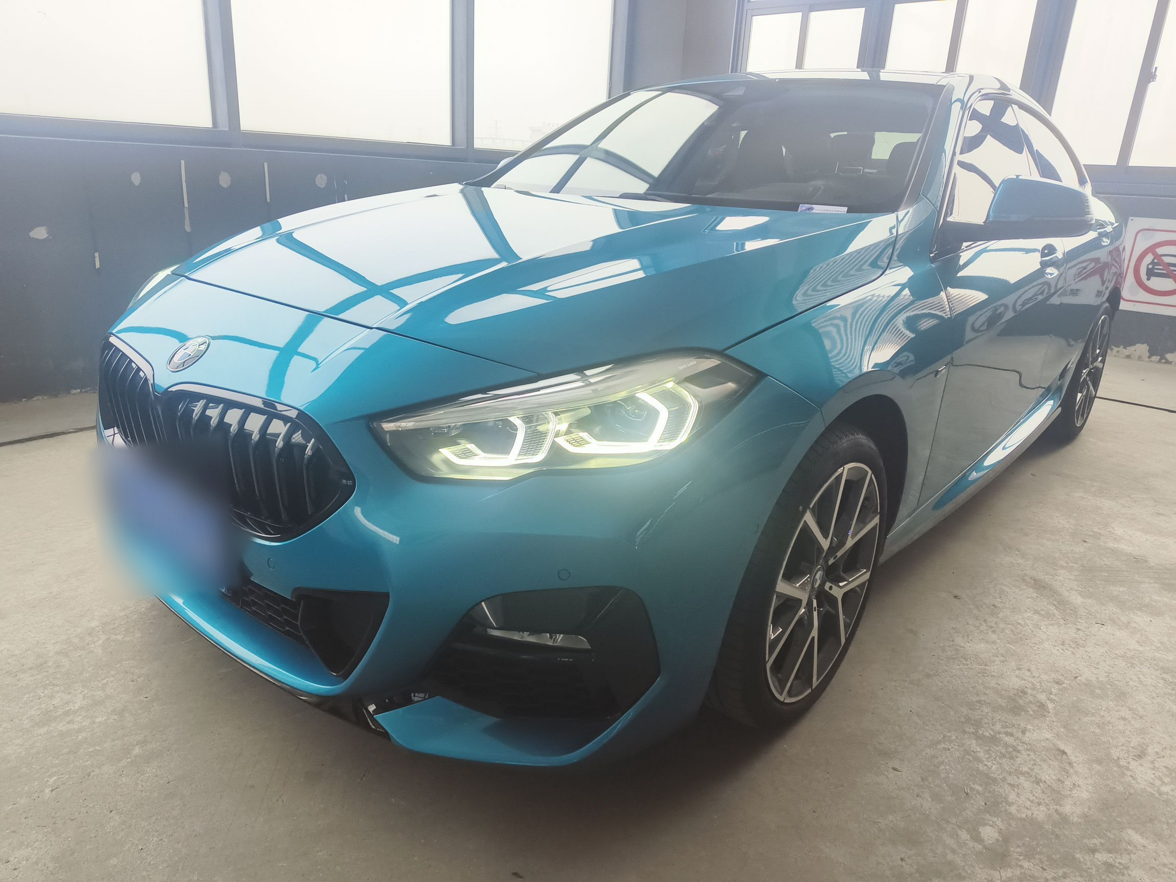 تحت مقدمة السيارة