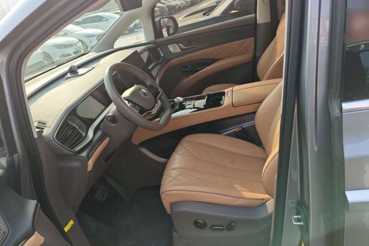 Used Denza D9 2022 EV 600 Four-Wheel Drive Flagship Model
