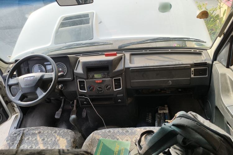 Used Iveco Daily 2020 2.5T A35 Passenger Van with Dual Tires Mid-Roof Design 5-9 Seater Side-Sliding Door China V Emission Standard
