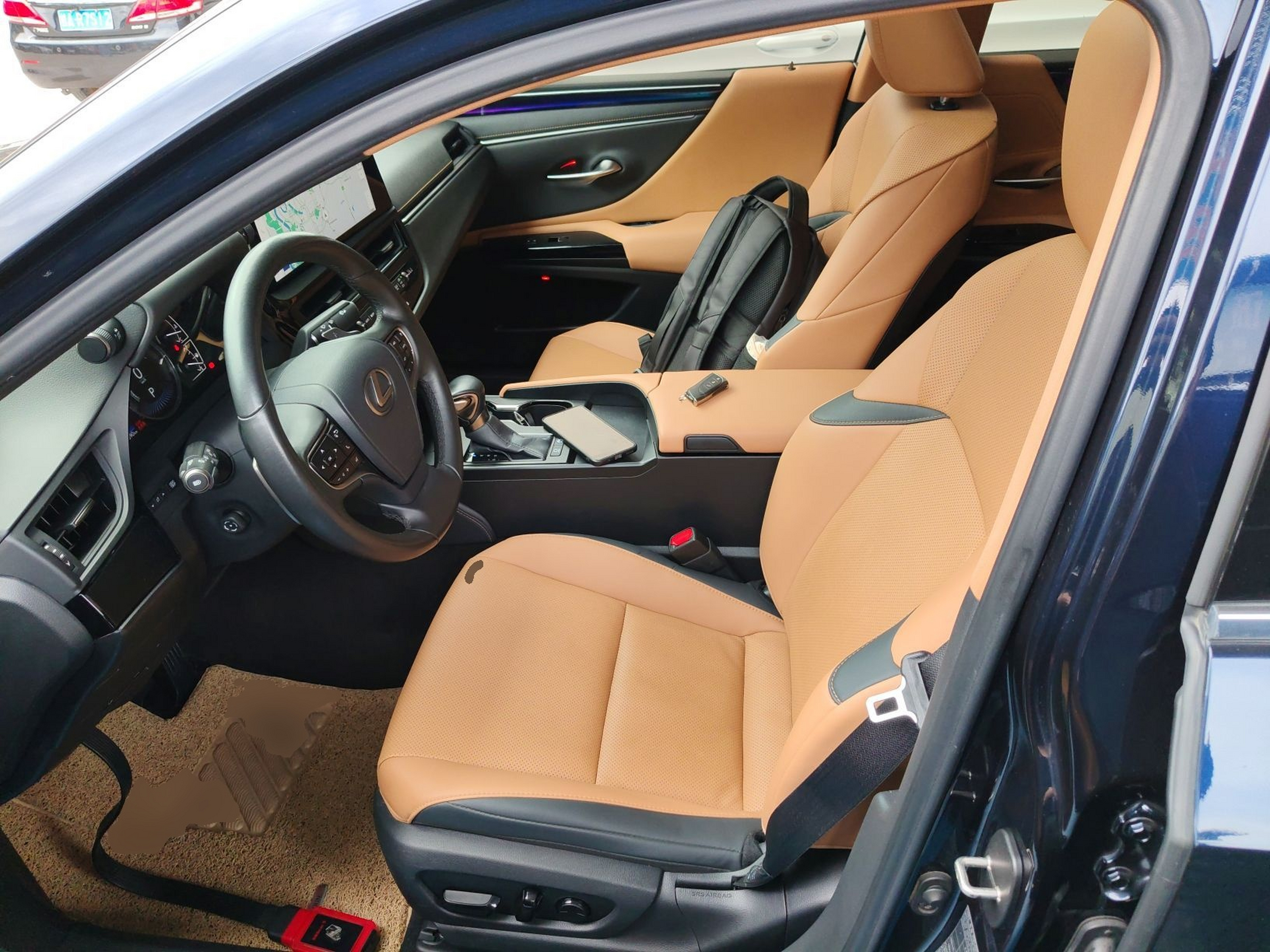 المقاعد الأمامية داخل السيارة