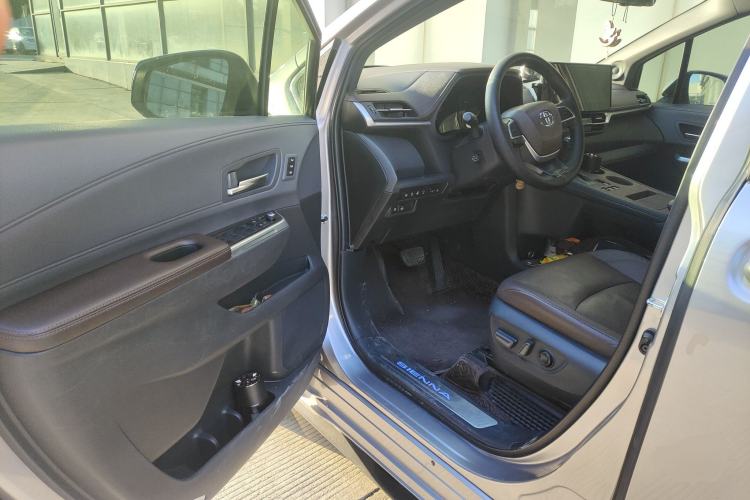 Used Toyota Sienna 2021 2.5L Hybrid Platinum Edition