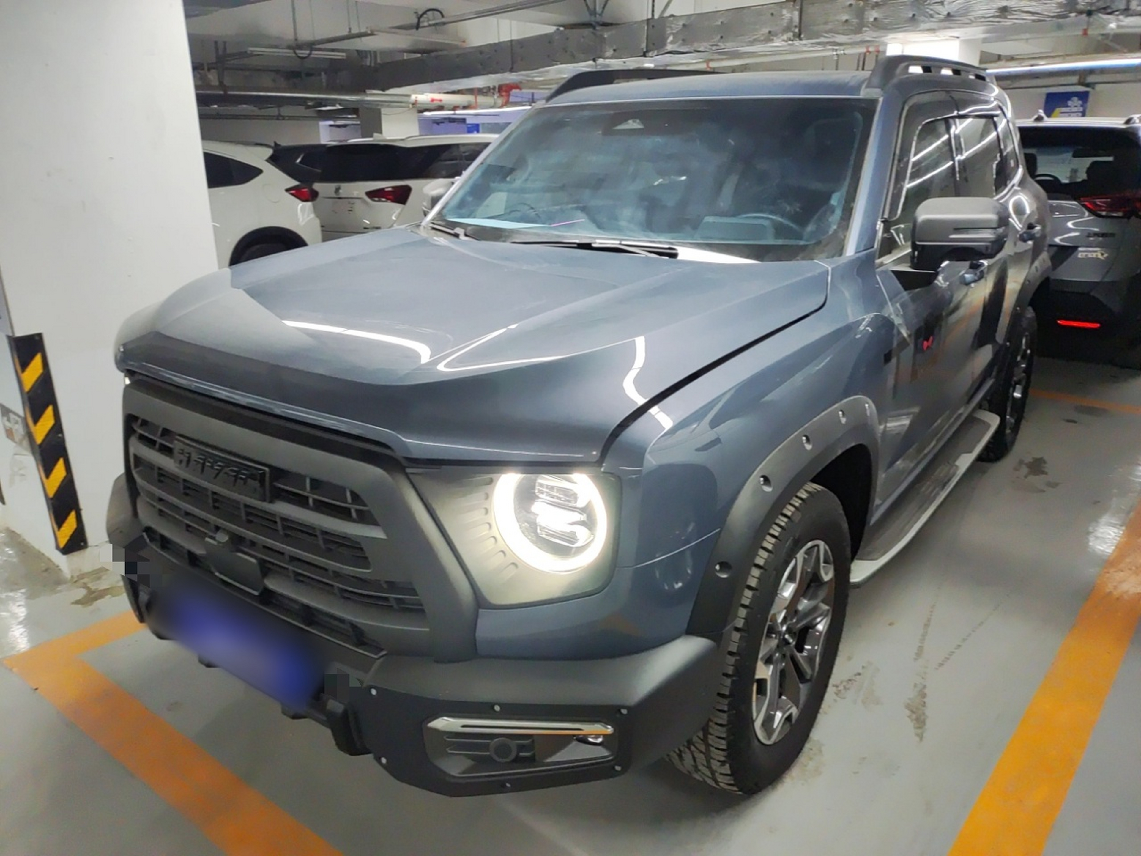 Под передней частью автомобиля