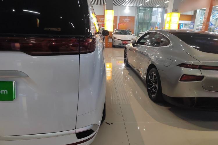 Used Denza D9 2022 DM-i 970 Four-Wheel Drive Prestige Model
