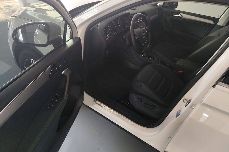 Used Volkswagen Tiguan L 2019 330TSI Automatic Two-Wheel Drive Panoramic Comfort Edition China VI Standard
