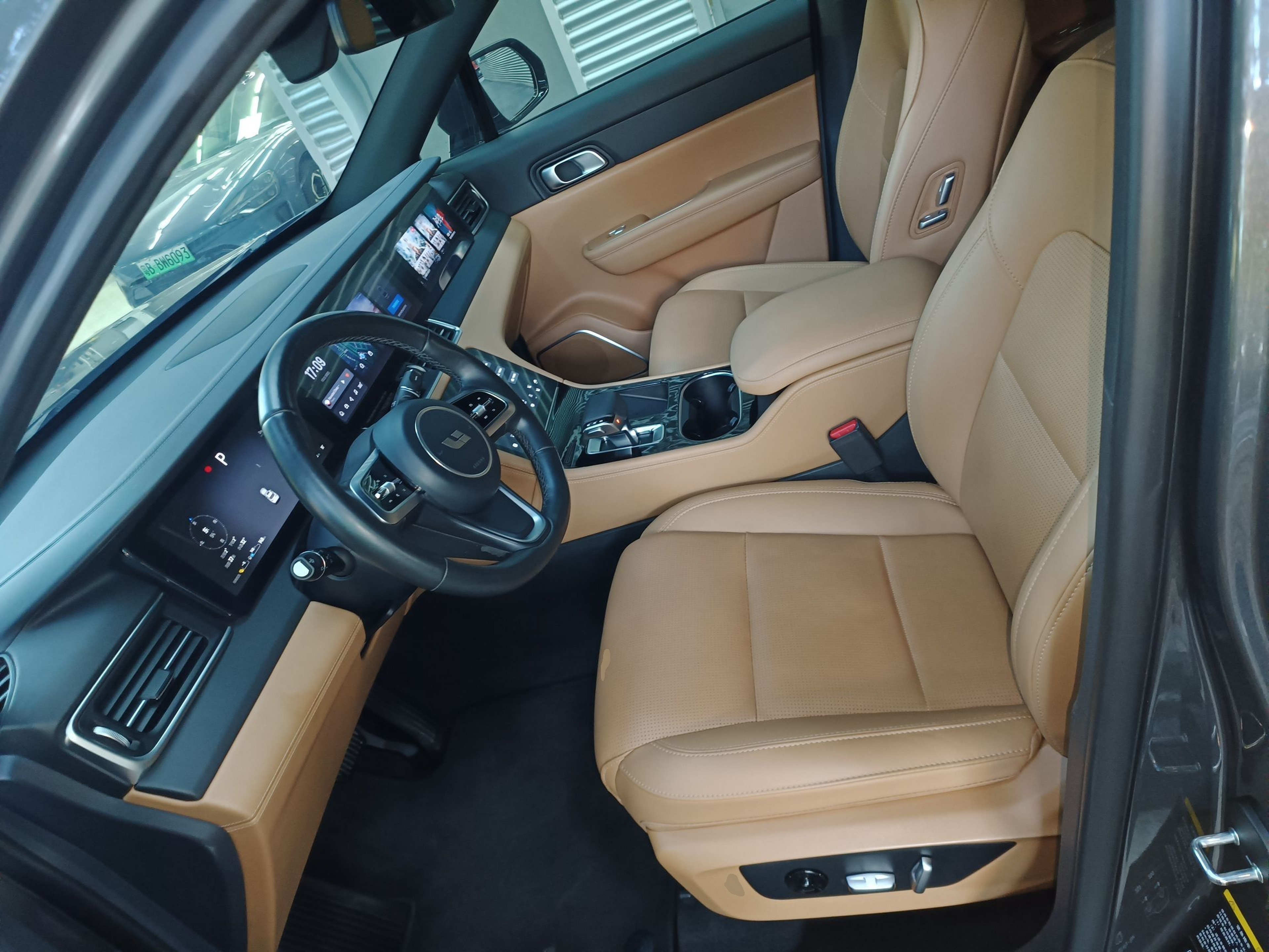 المقاعد الأمامية داخل السيارة