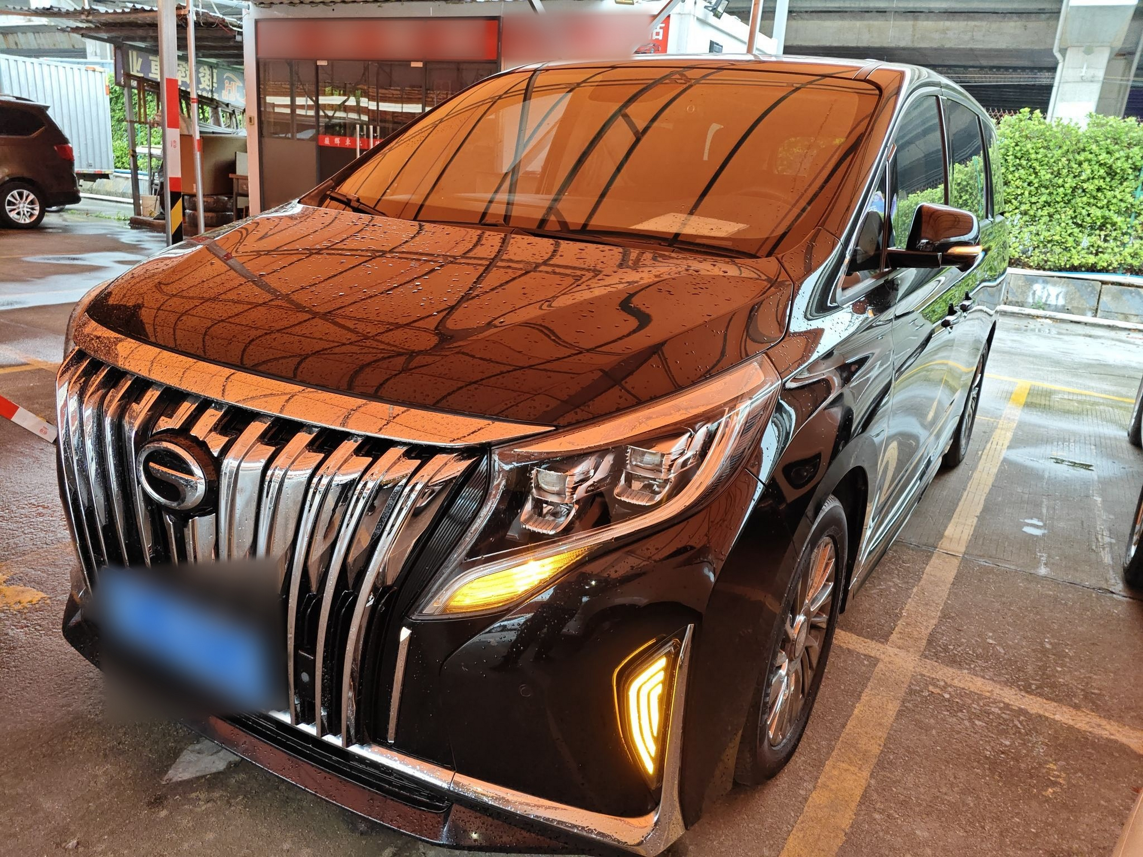 Под передней частью автомобиля