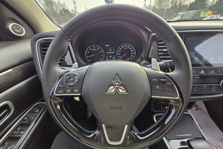 Used Mitsubishi Outlander 2019 2.4L 4x4 Zhi Xiang Edition 7 Seats China VI Standard
