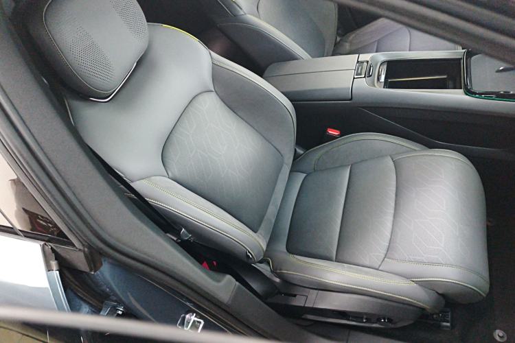 Used Lynk & Co 08 EM-P 2025 220 km All-Wheel-Drive Performance Halo
