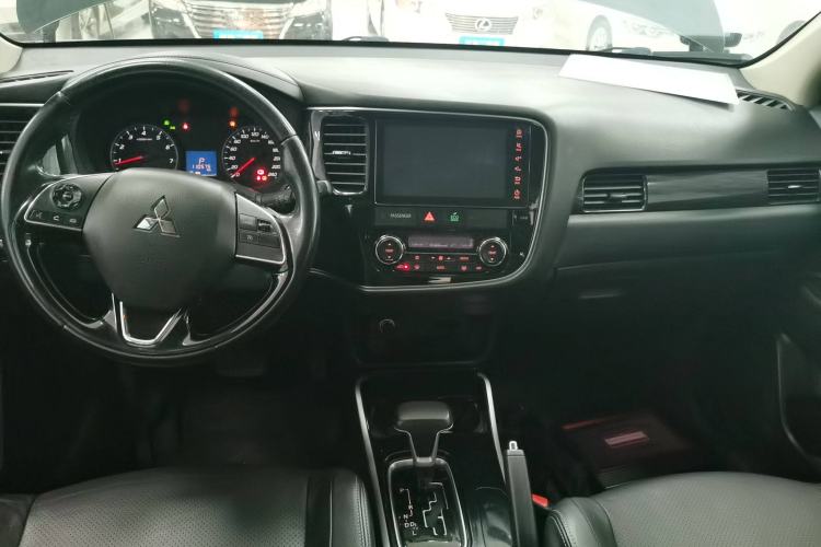 Used Mitsubishi Outlander 2018 2.0L Two-Wheel-Drive Jiale Edition 7-Seater
