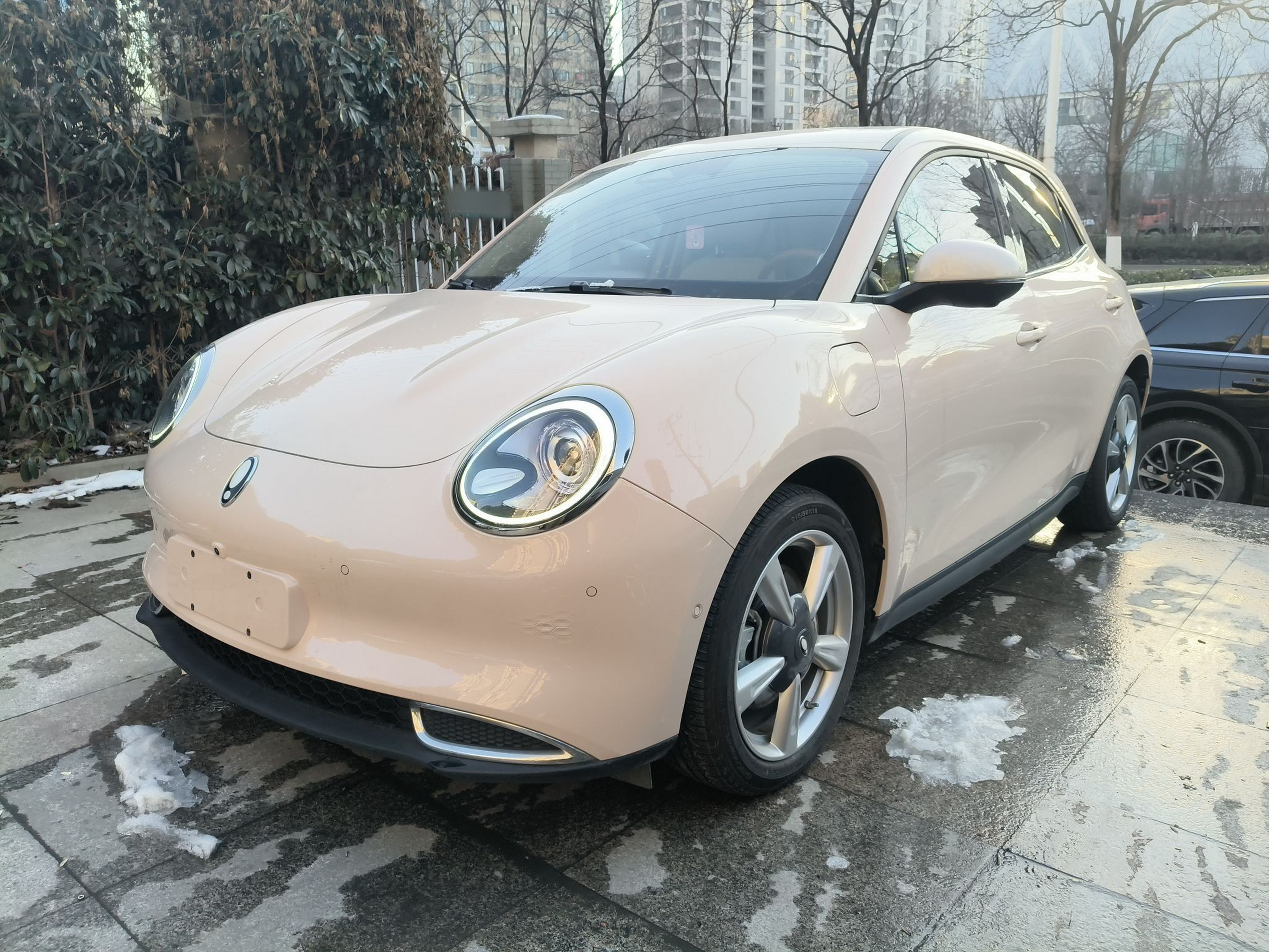 Под передней частью автомобиля